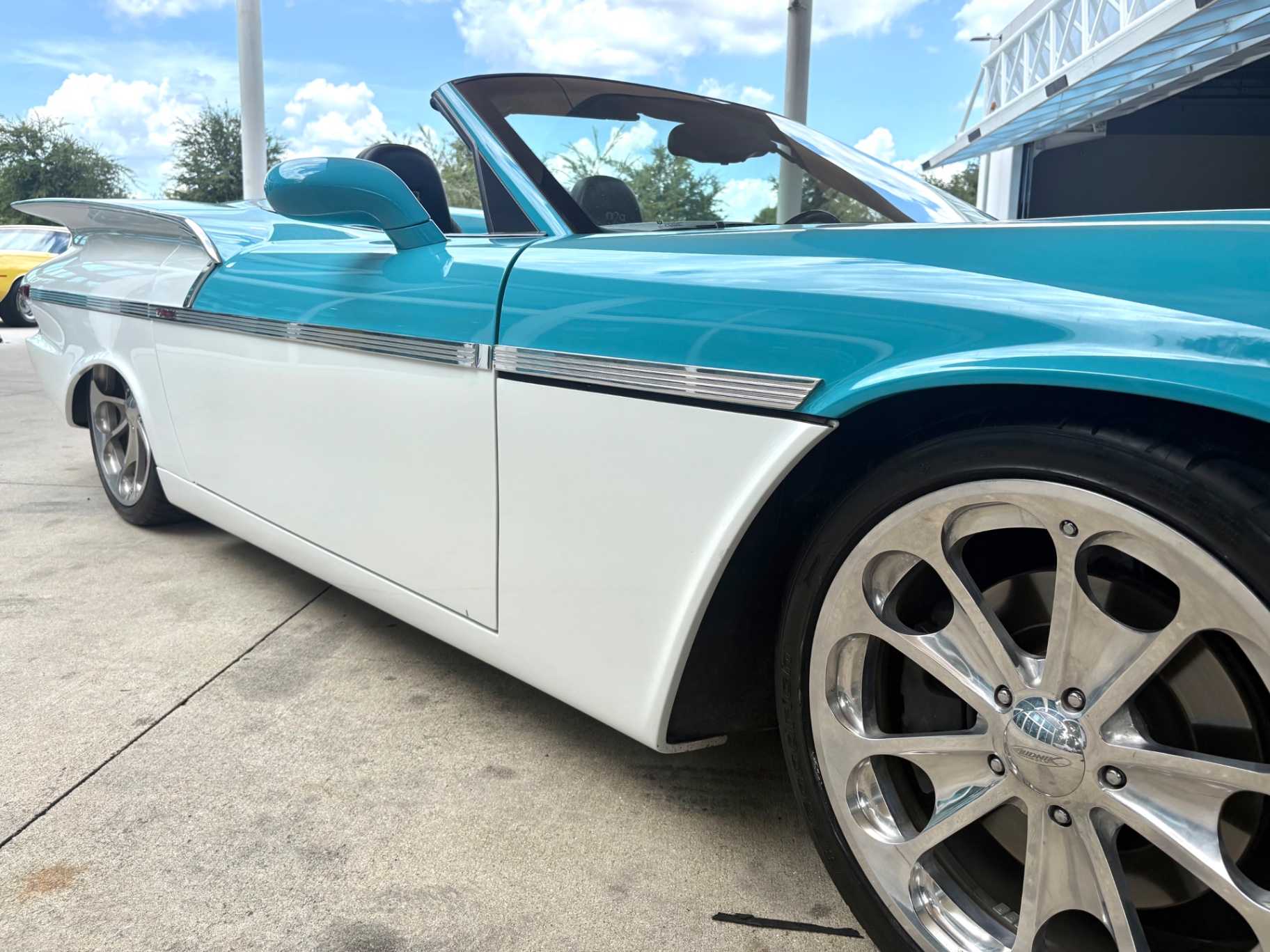 Vehicle photo 18