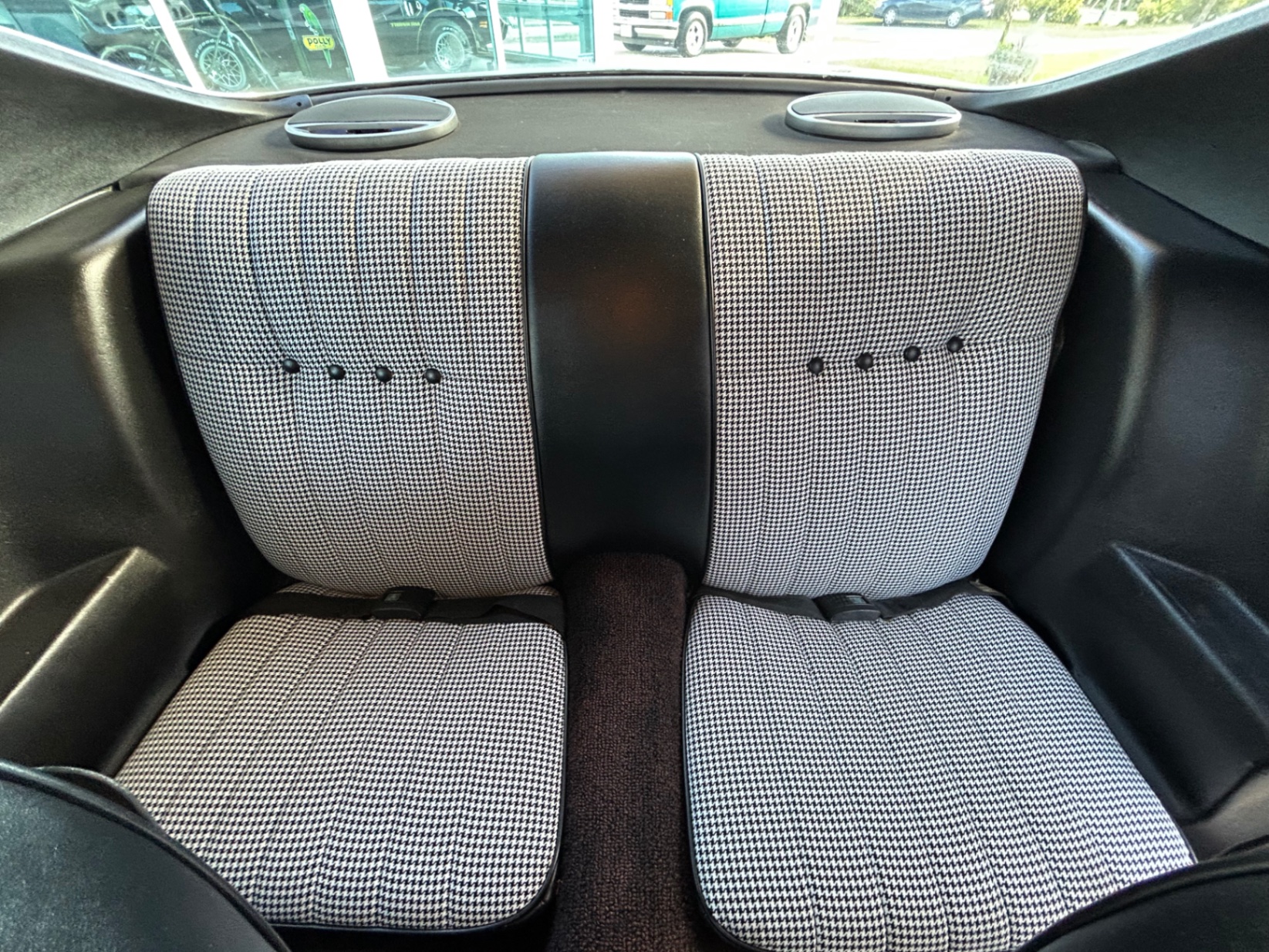 Vehicle photo 33
