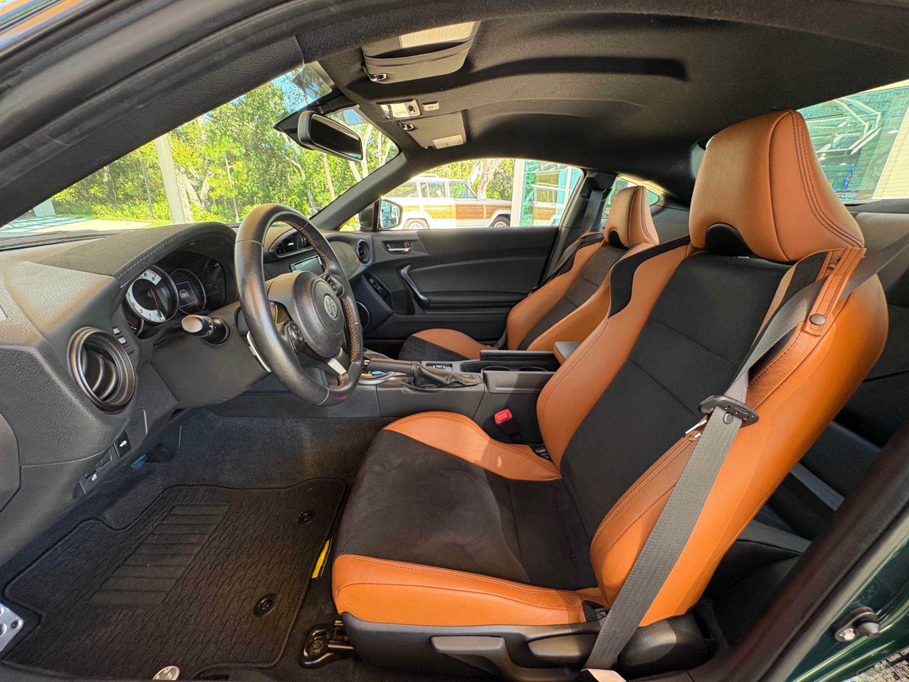 Vehicle photo 30