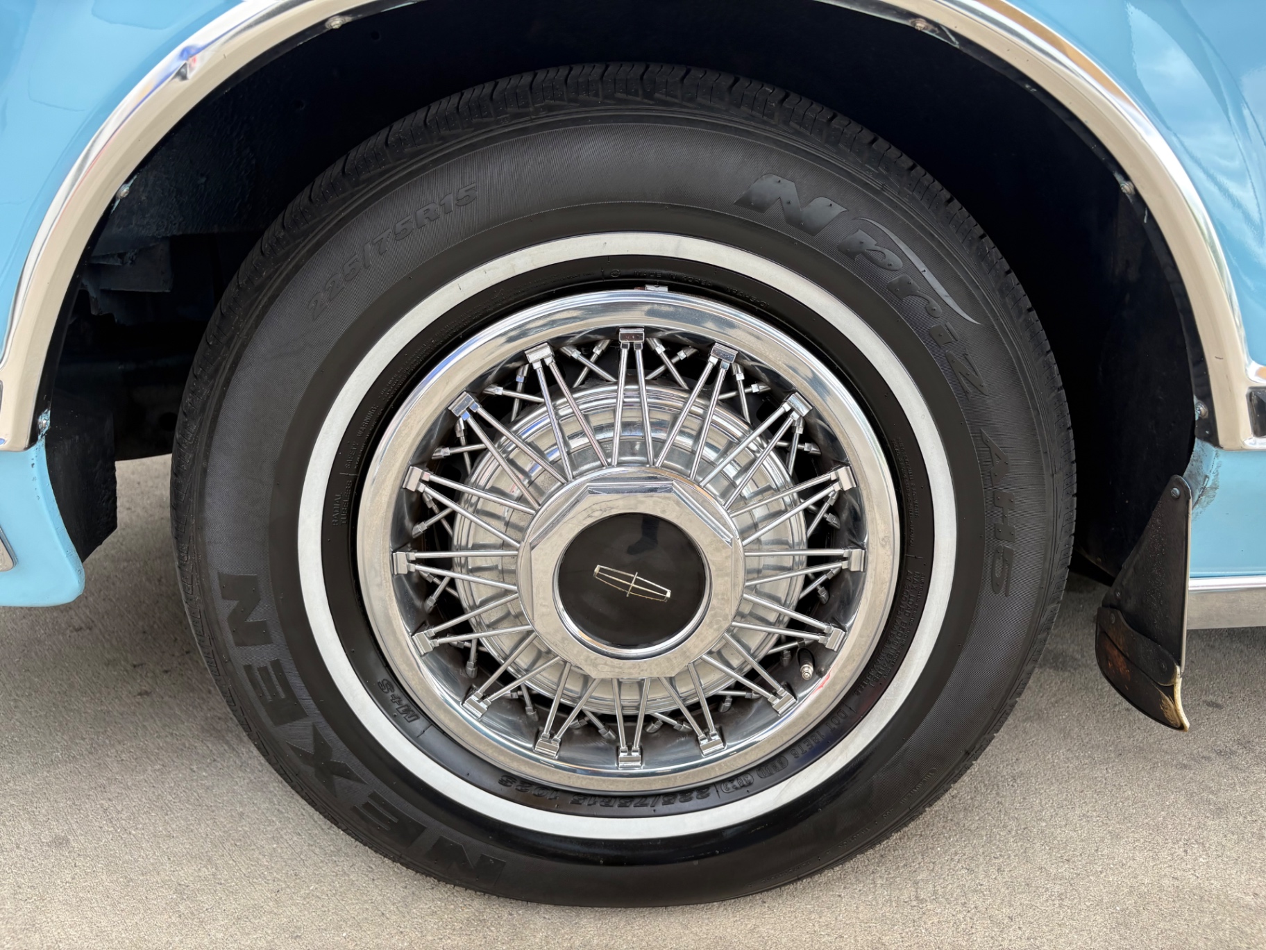 Vehicle photo 23