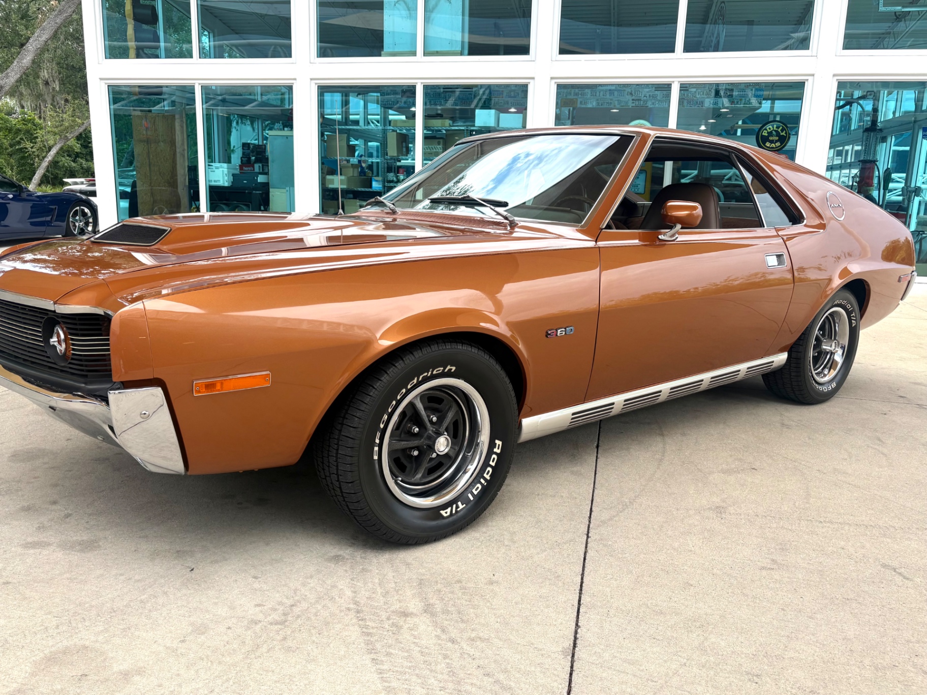 Vehicle photo 12