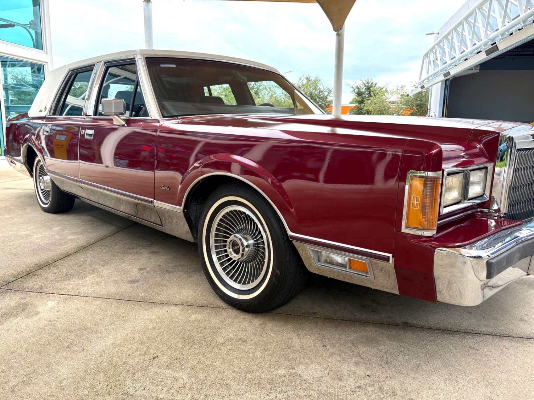 Vehicle photo 19