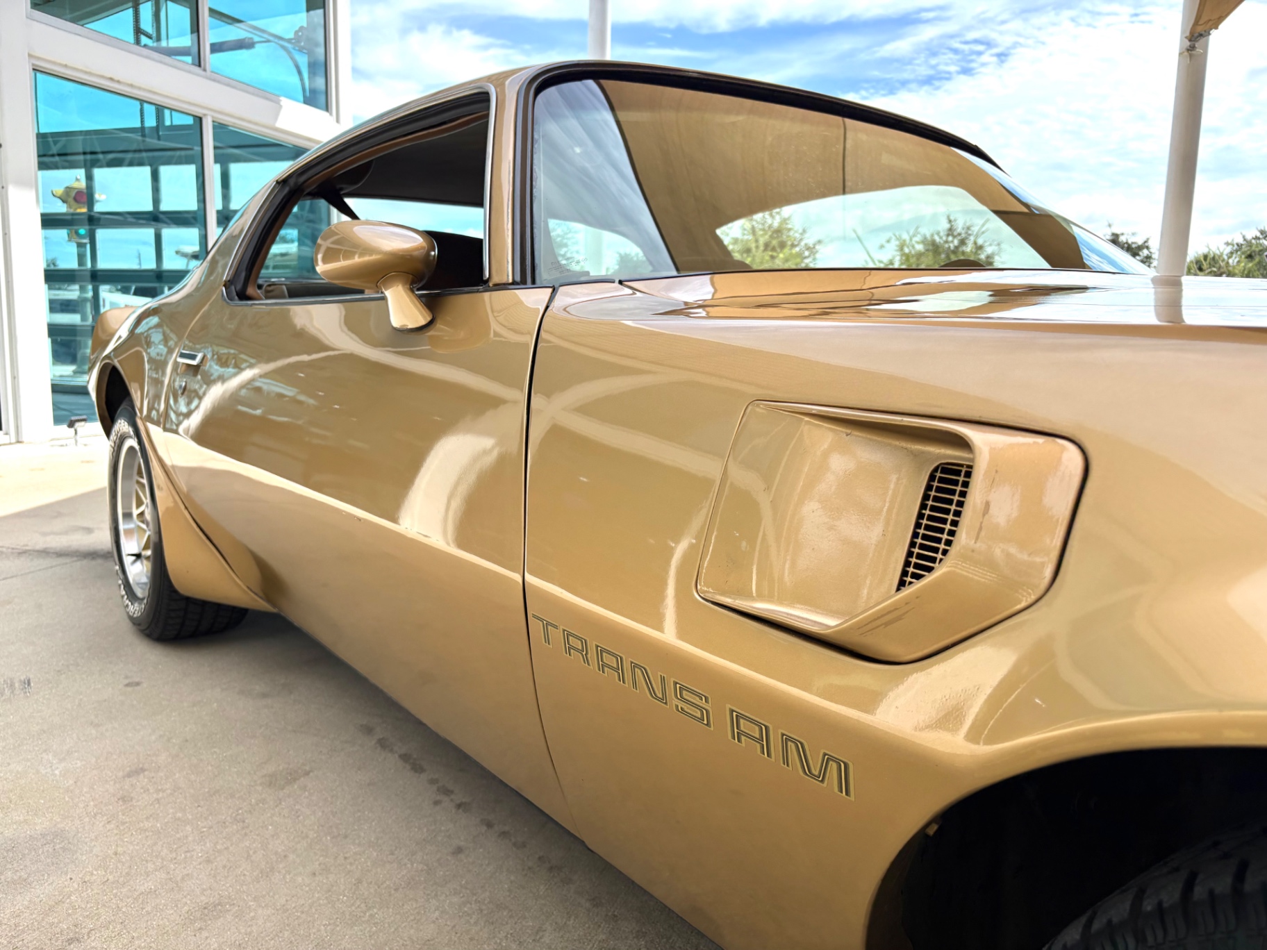 Vehicle photo 17