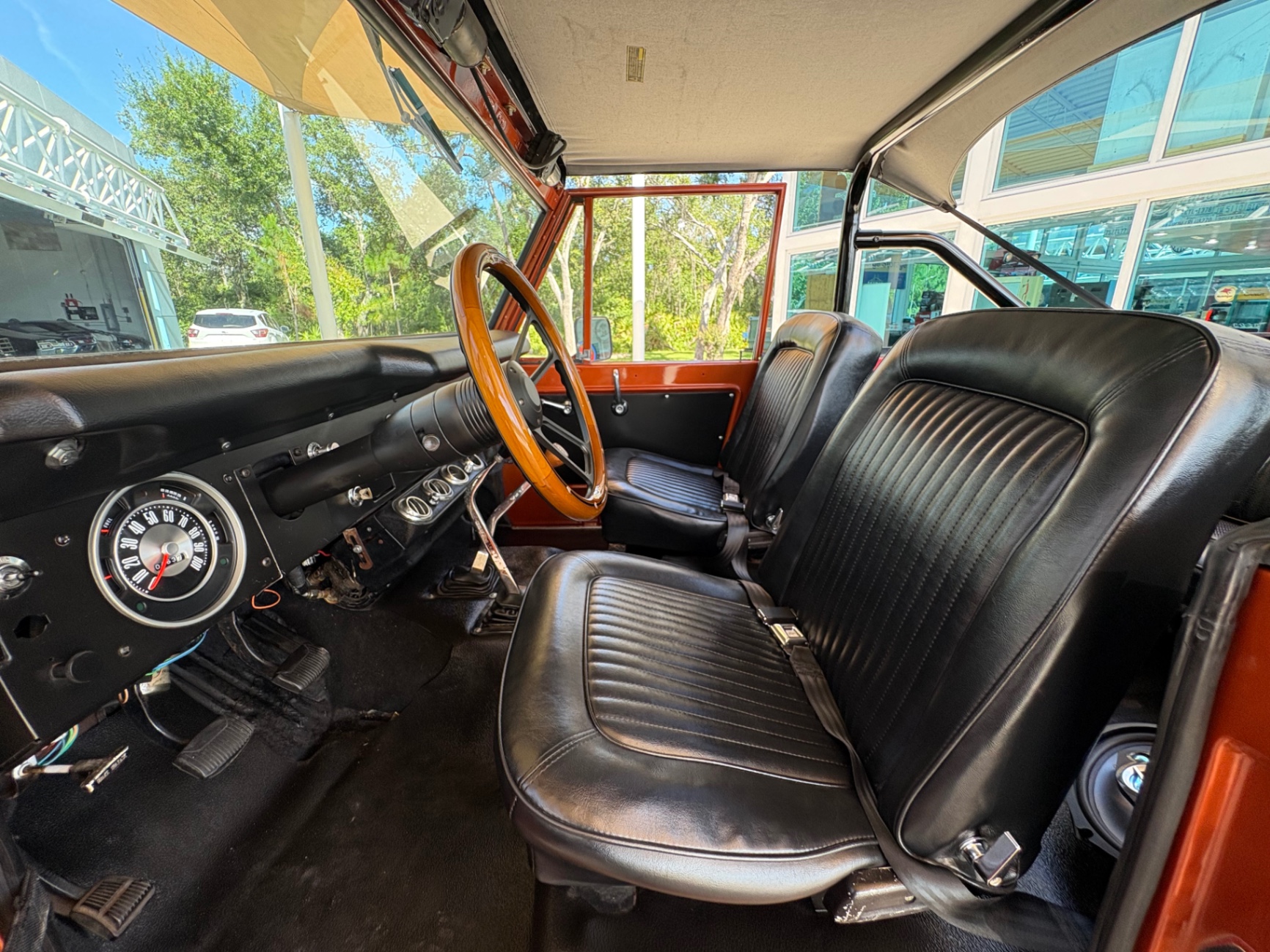 Vehicle photo 31