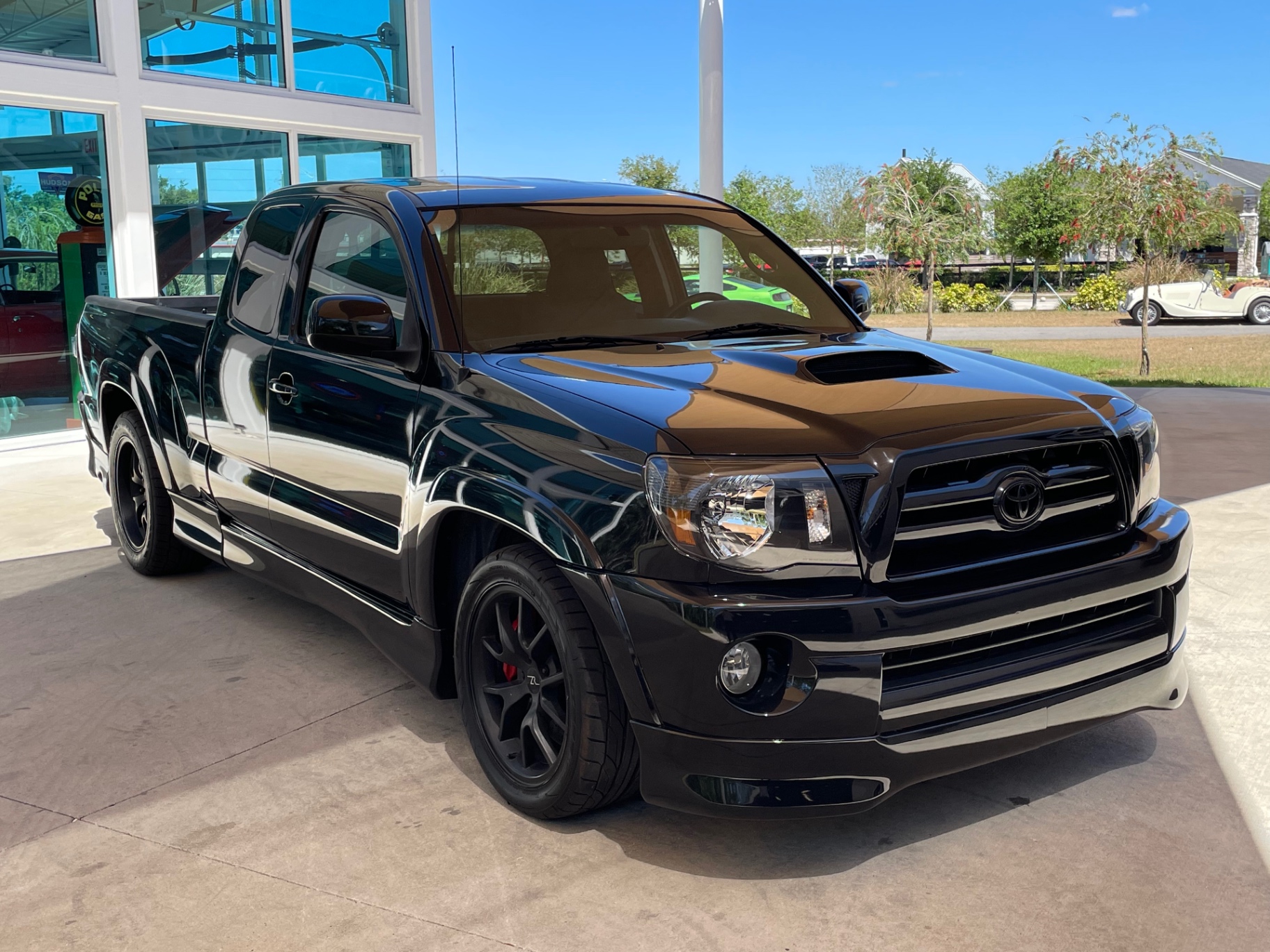 Vehicle photo 17