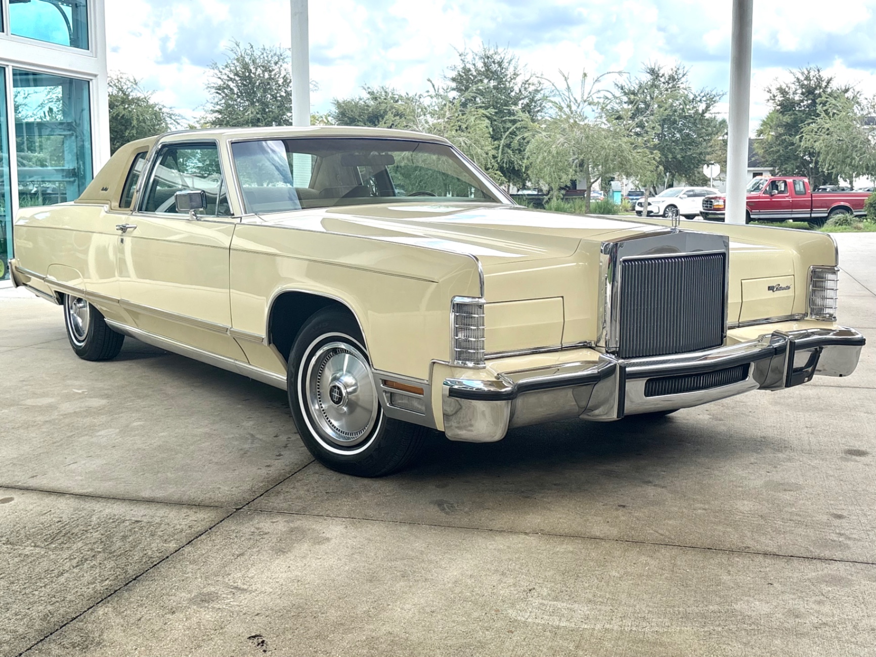 Vehicle photo 4