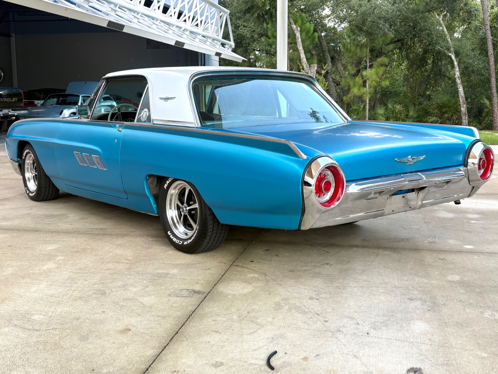 Vehicle photo 10