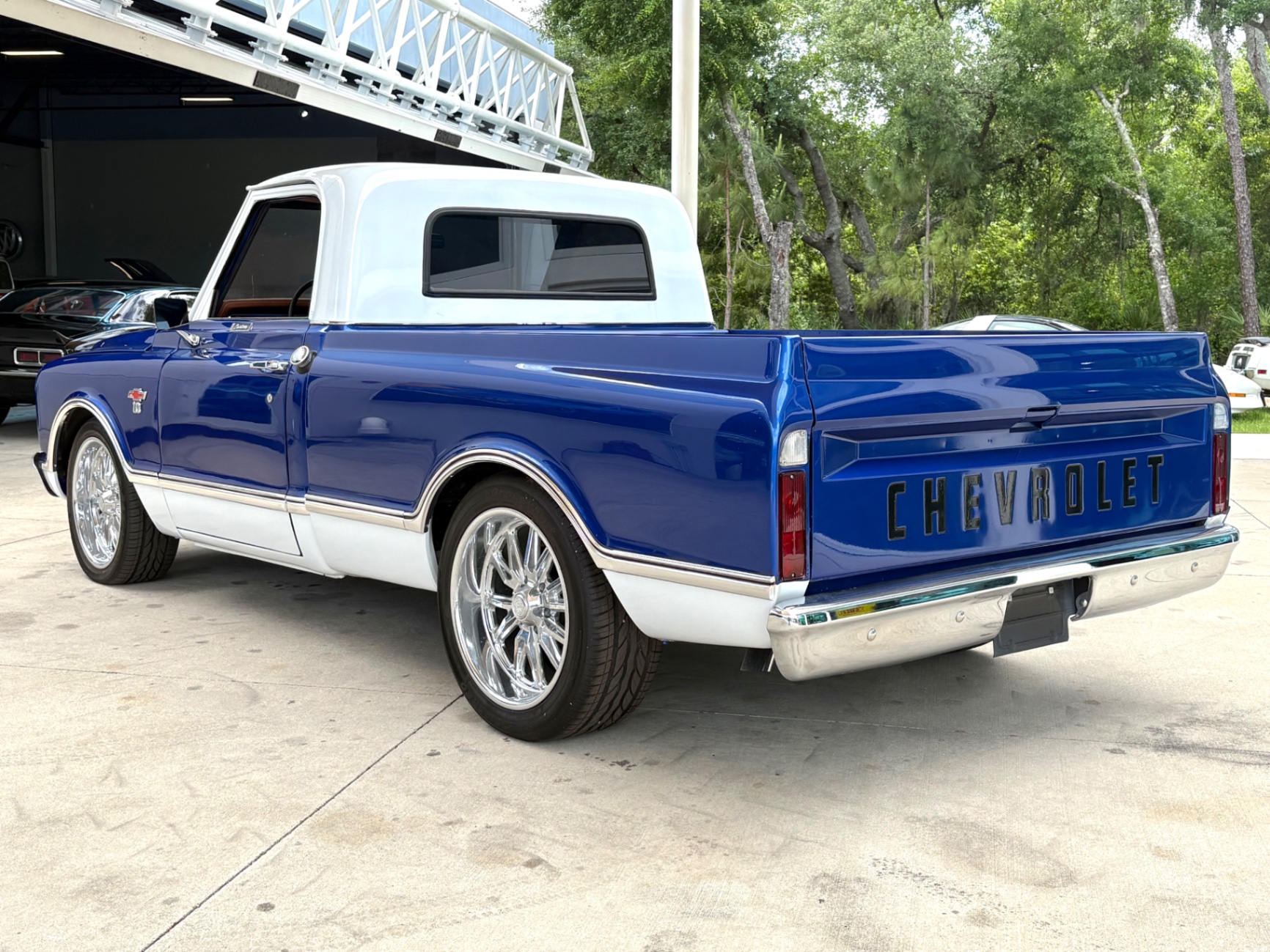 Vehicle photo 9