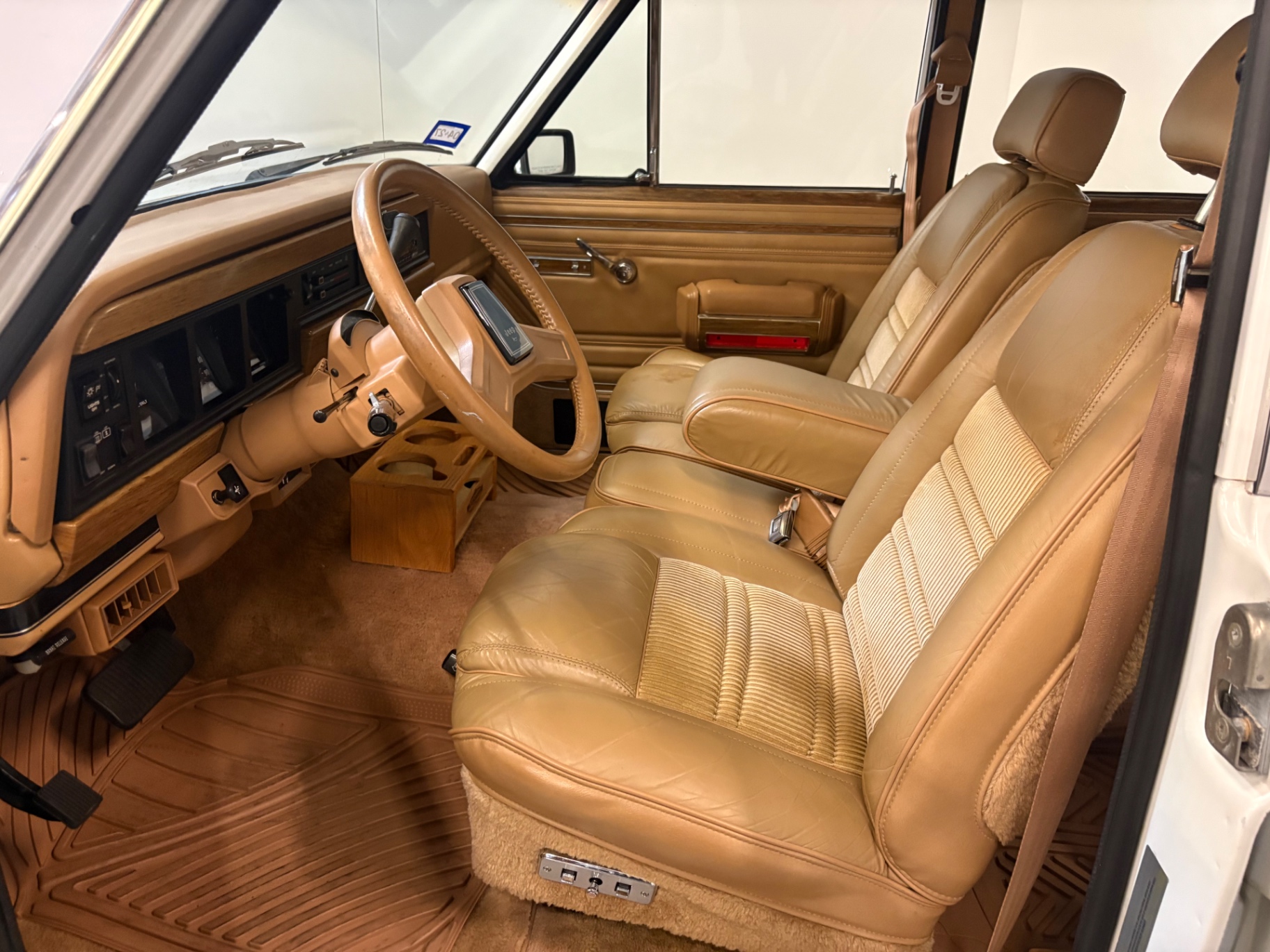 Vehicle photo 23