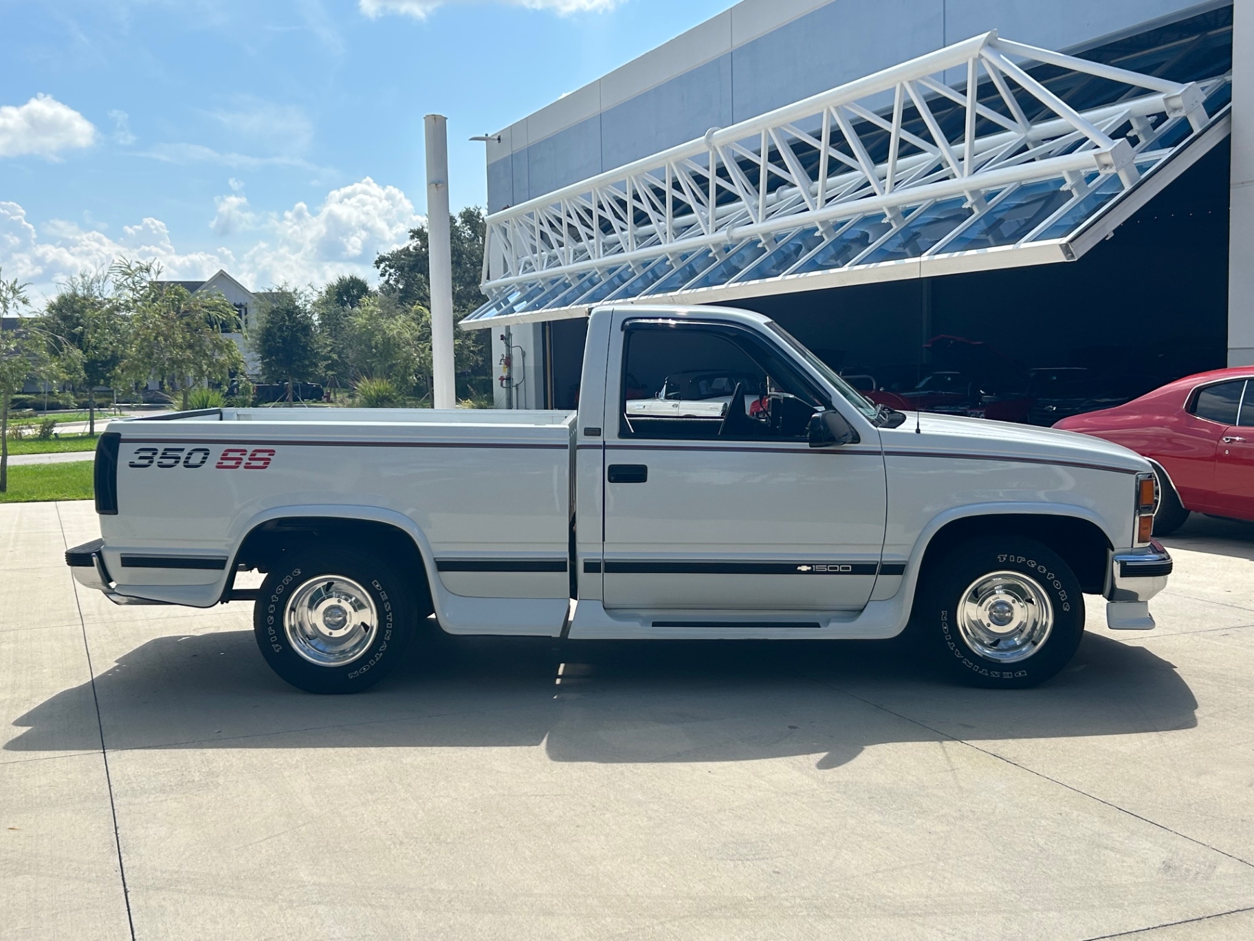 Vehicle photo 4