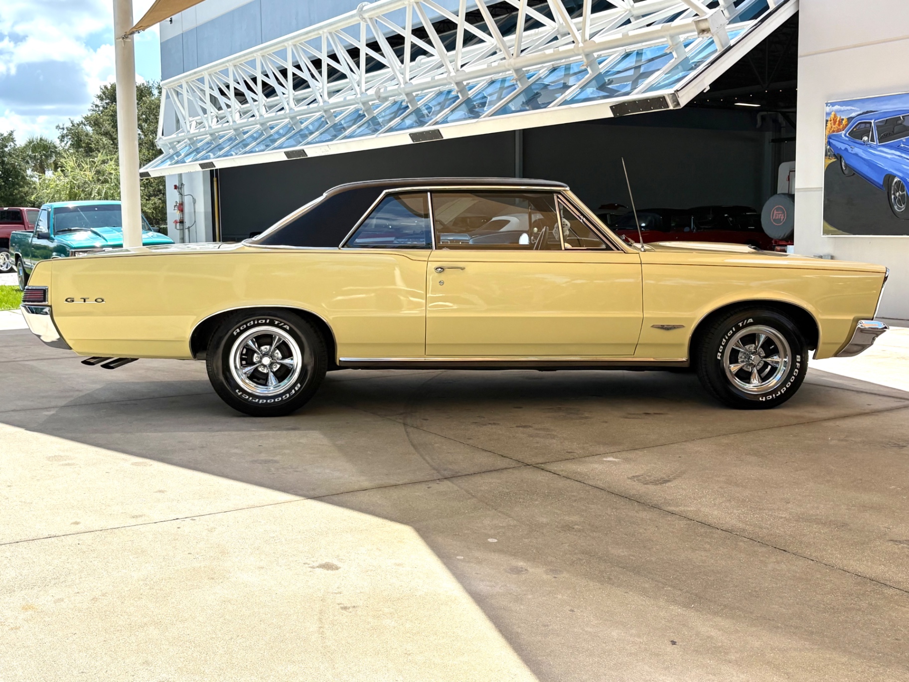 Vehicle photo 4