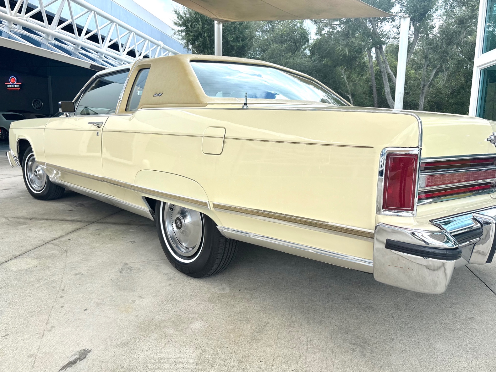 Vehicle photo 15