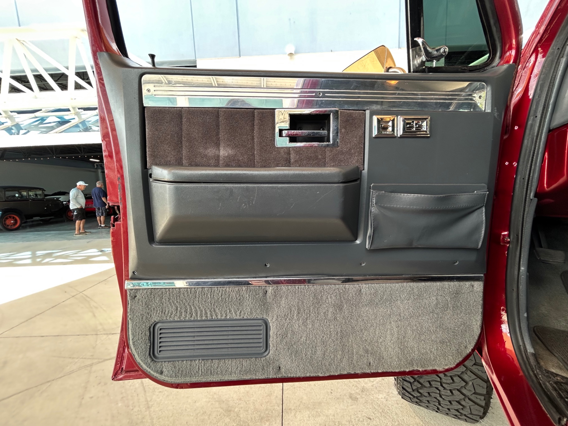 Vehicle photo 29
