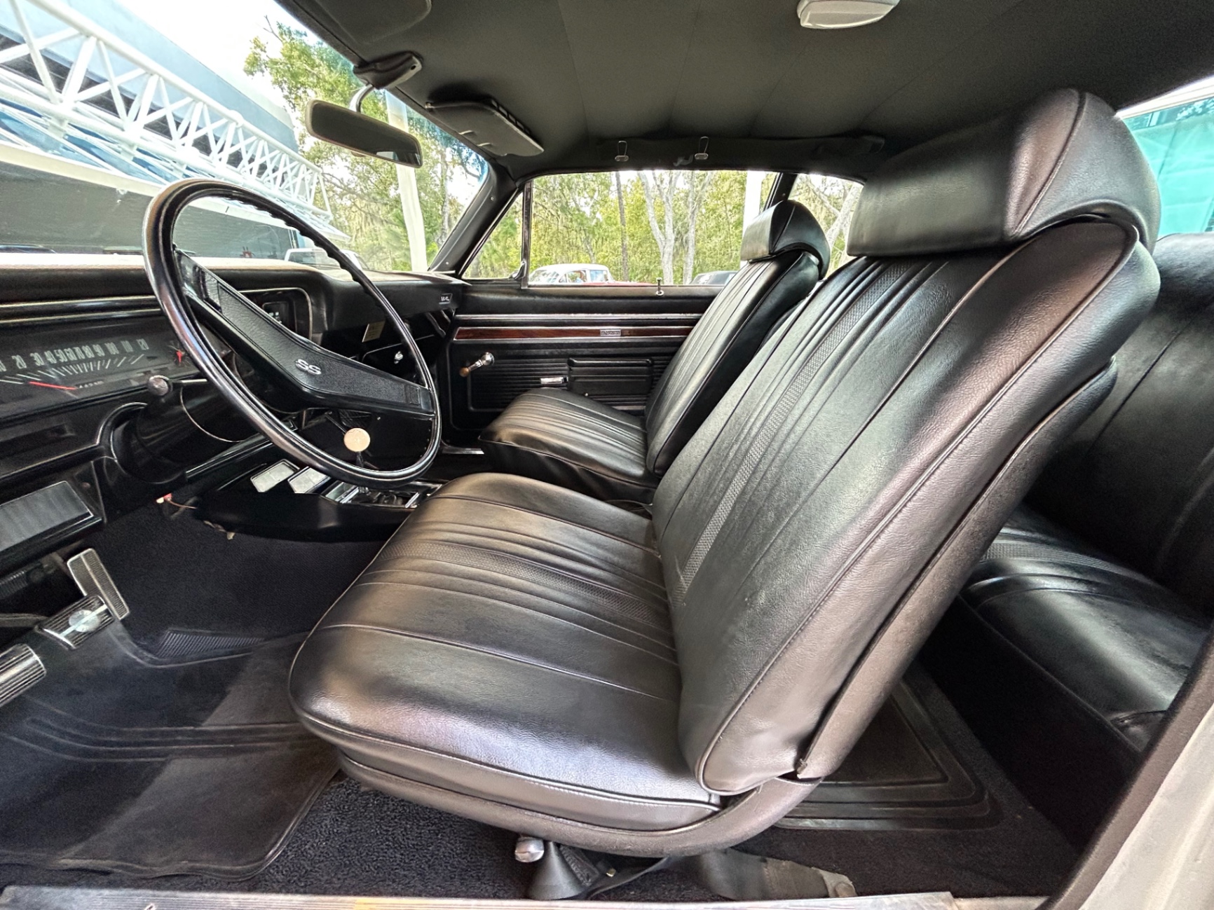 Vehicle photo 24