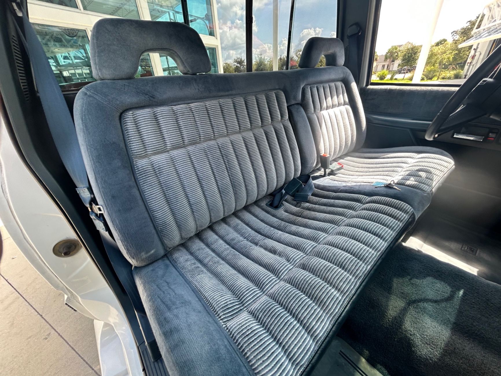 Vehicle photo 27