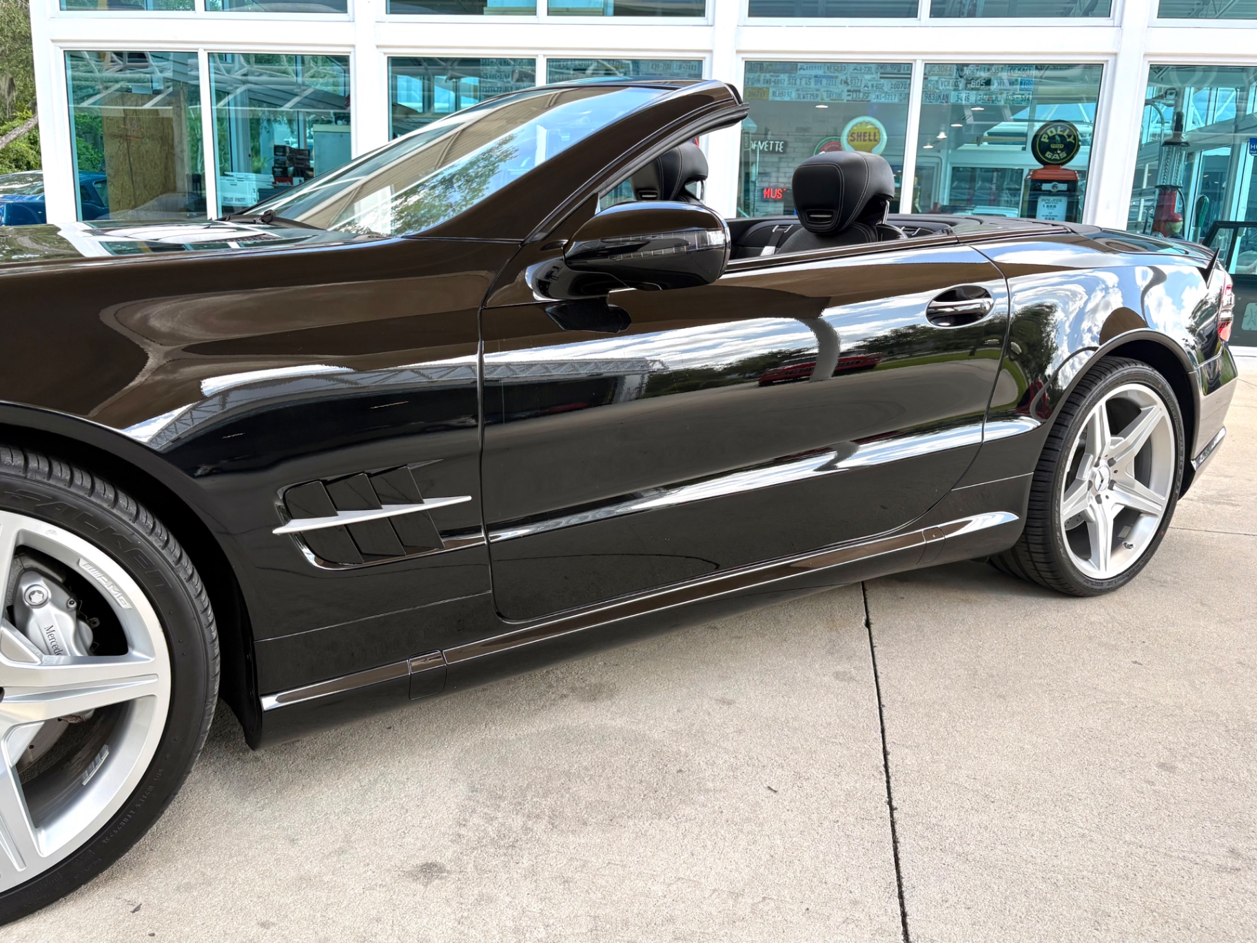 Vehicle photo 13