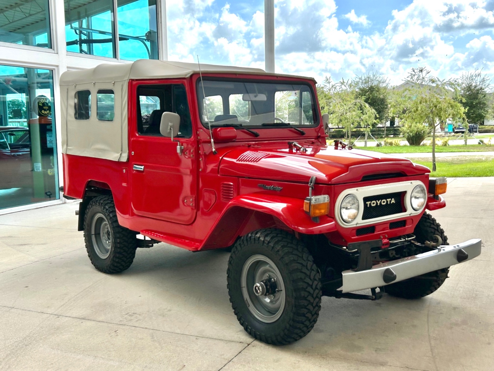 Vehicle photo 3