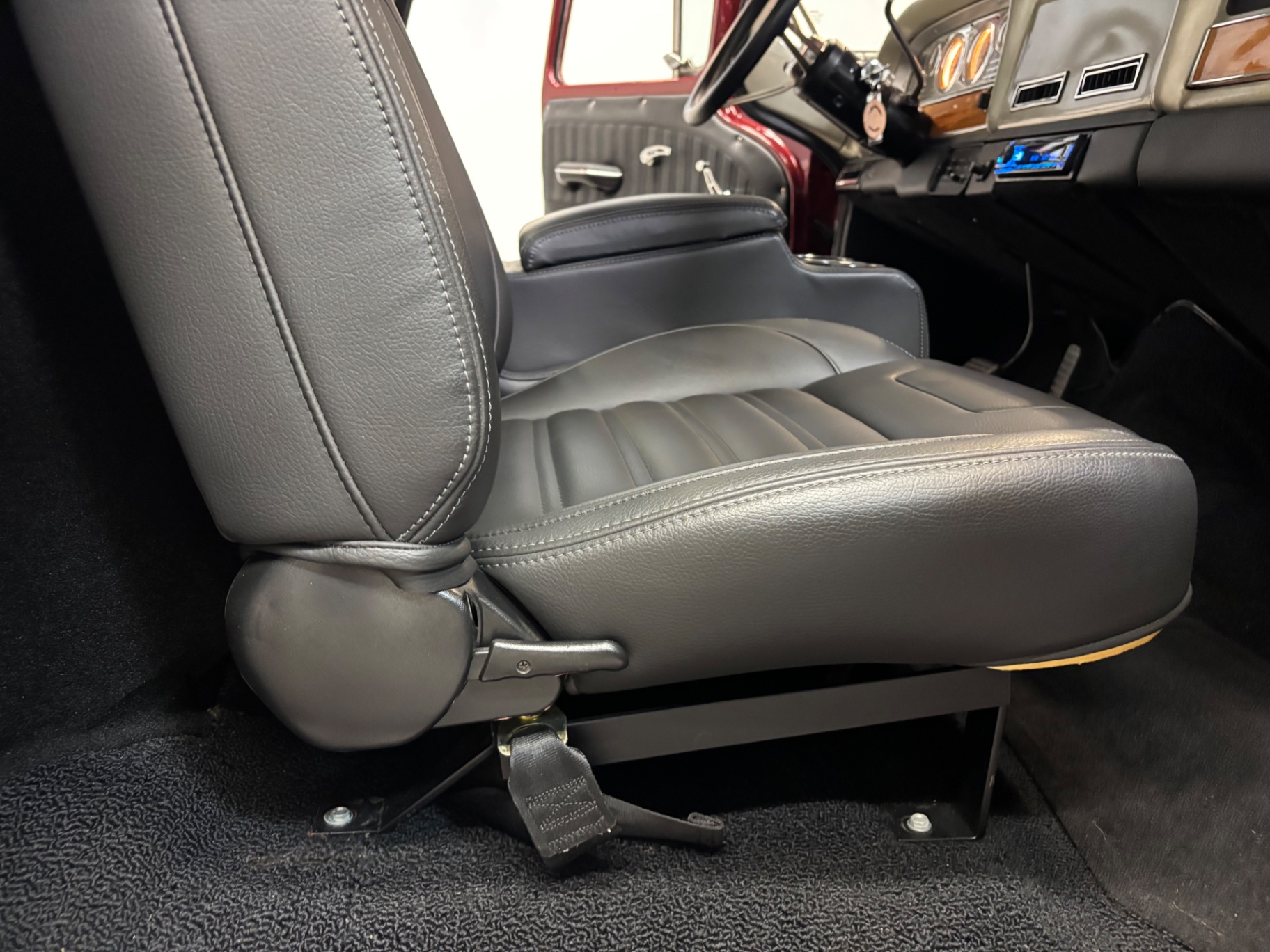 Vehicle photo 30
