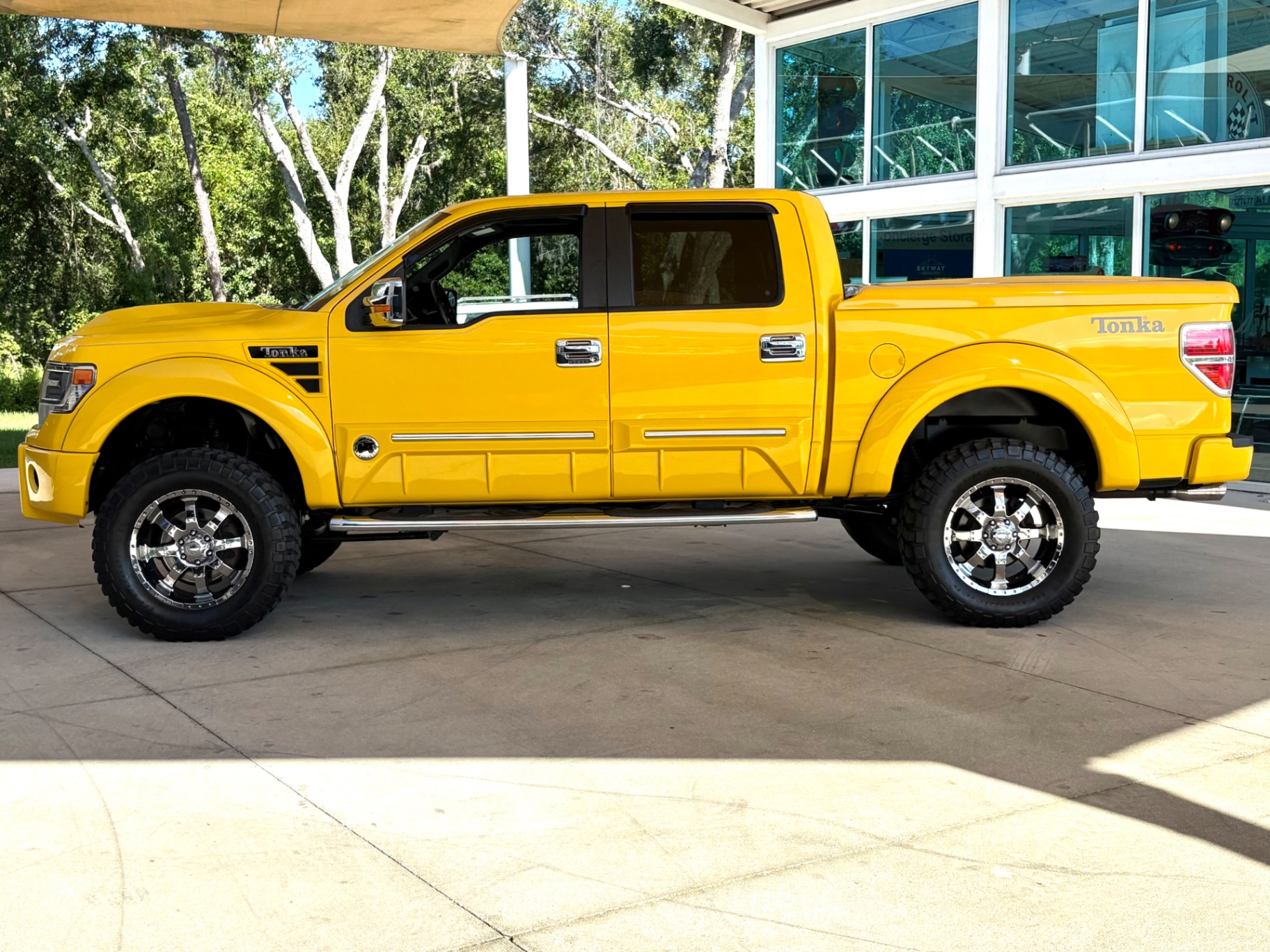 Vehicle photo 9