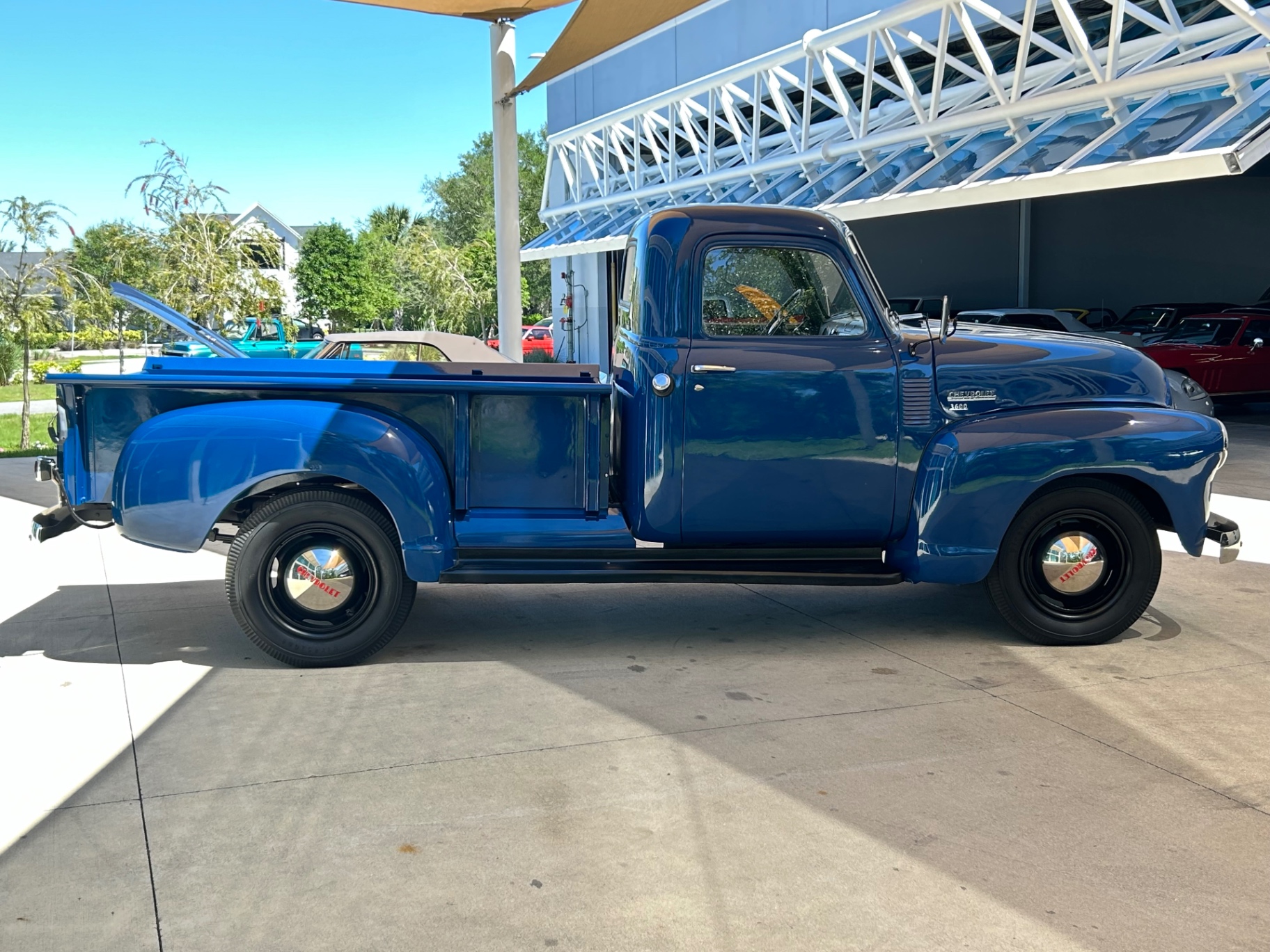 Vehicle photo 4