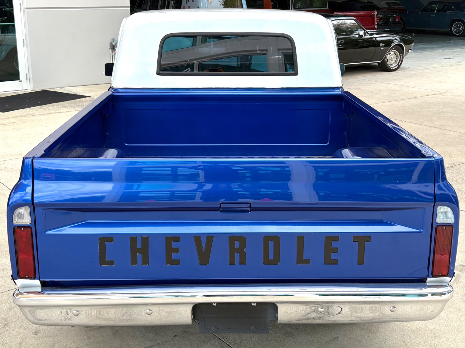 Vehicle photo 8