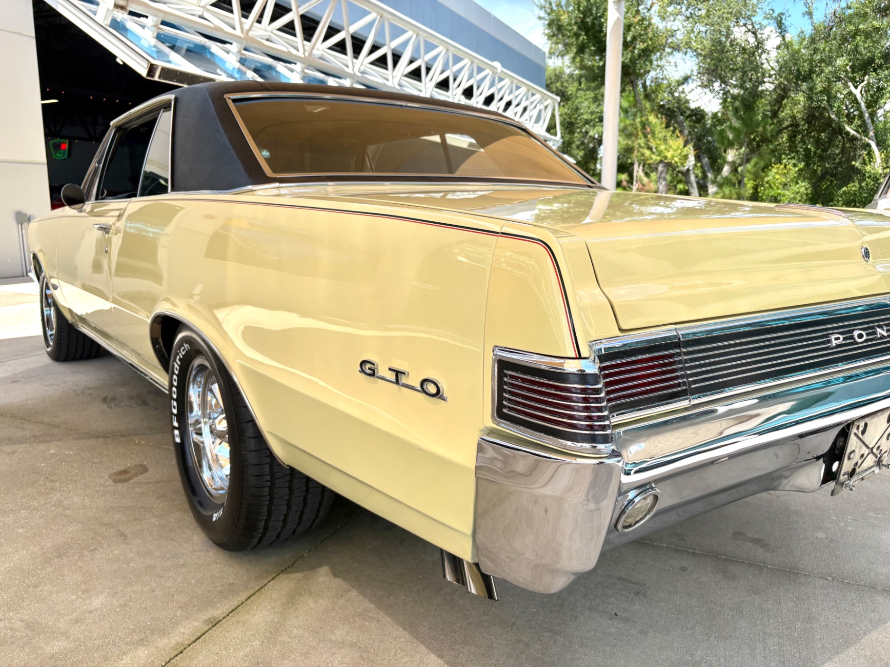 Vehicle photo 16