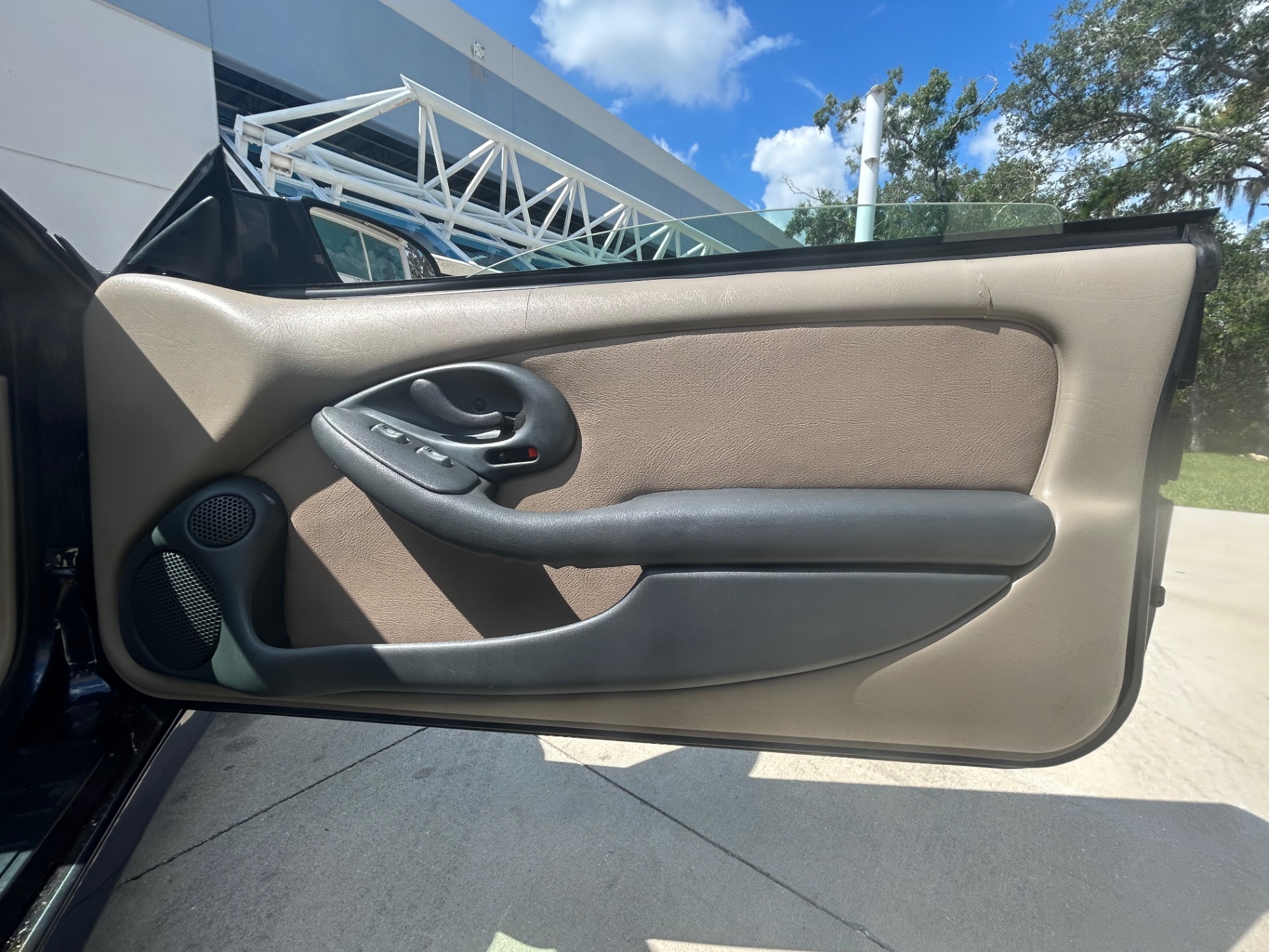 Vehicle photo 23