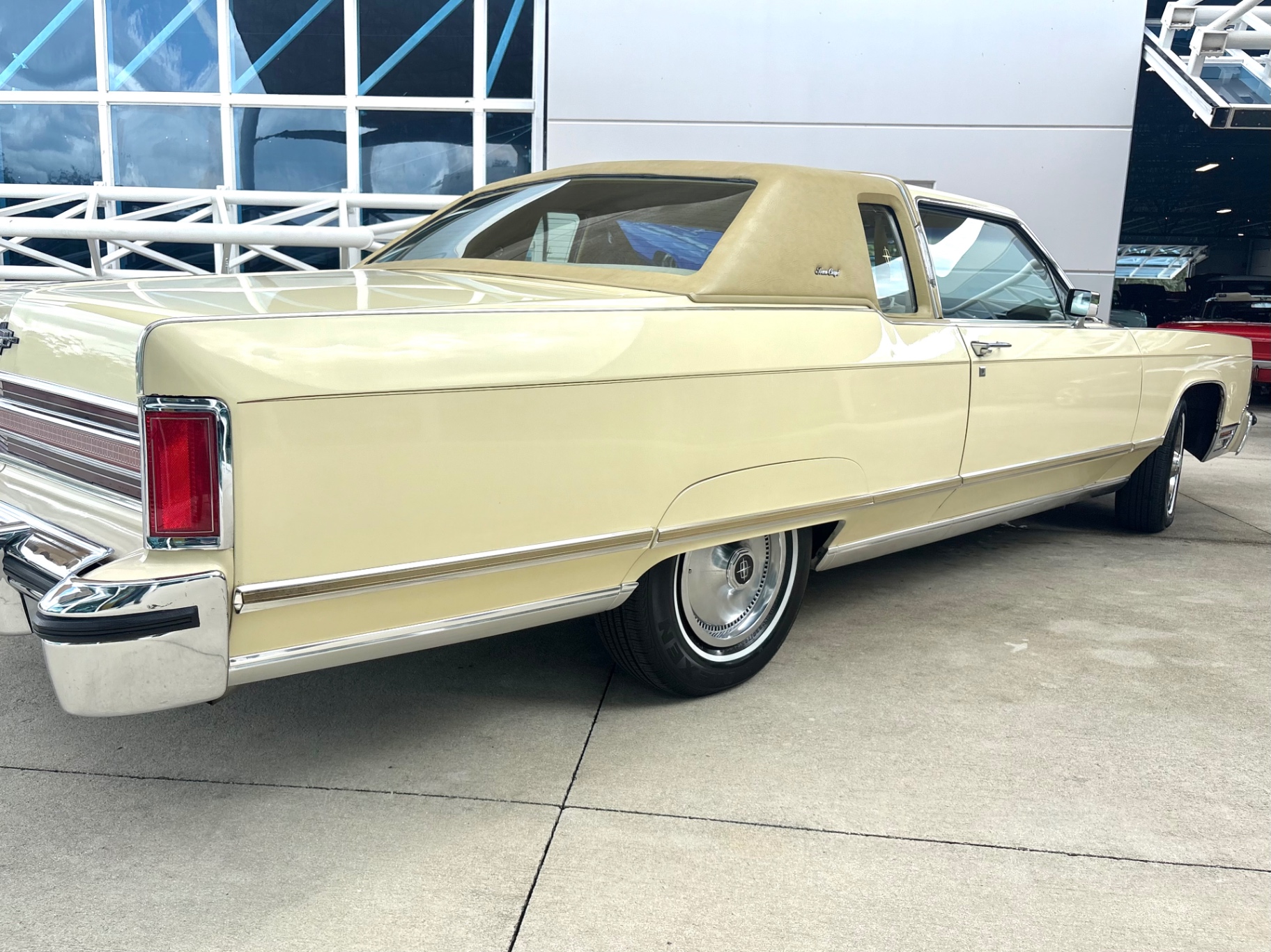 Vehicle photo 16