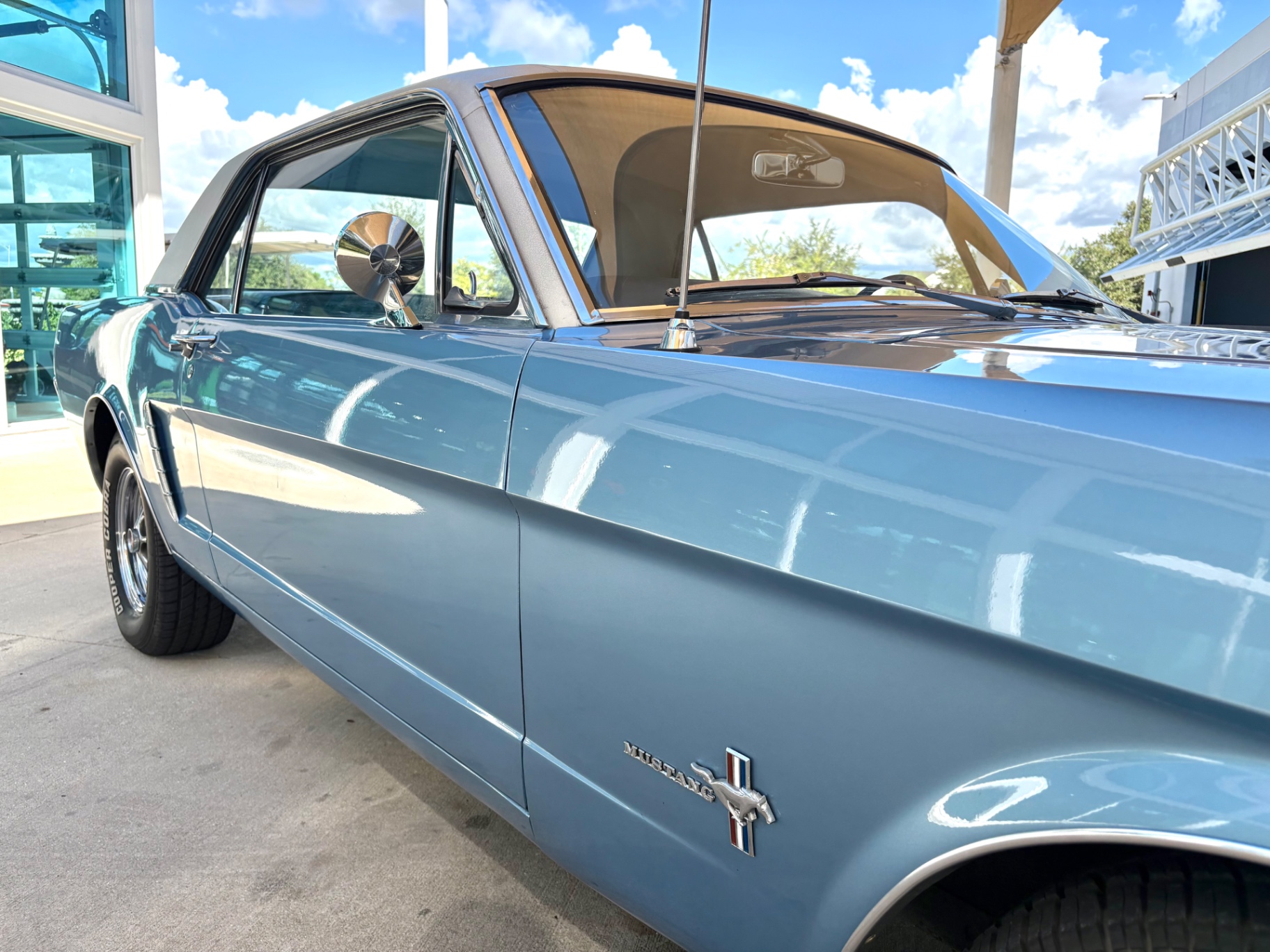 Vehicle photo 18