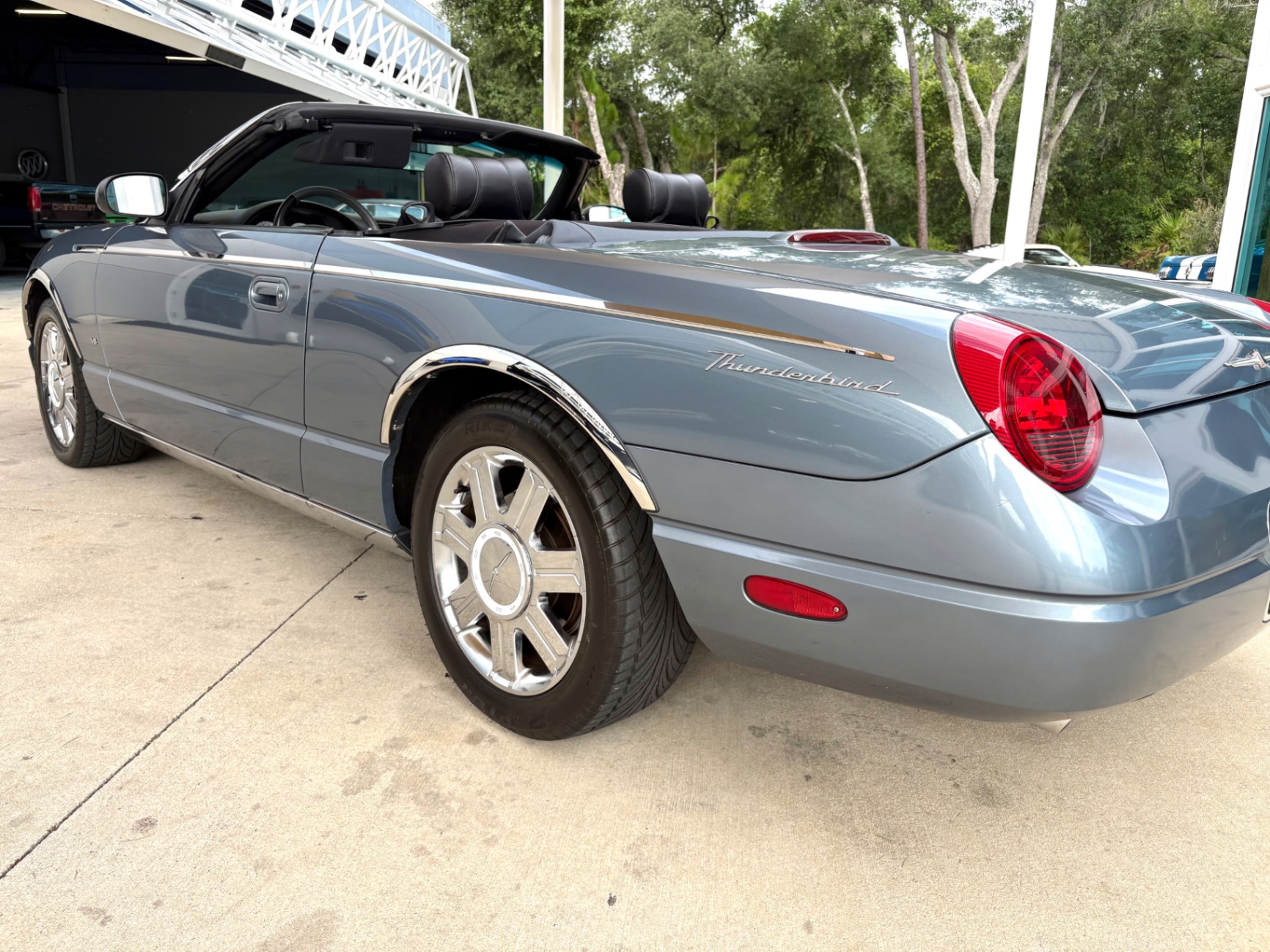 Vehicle photo 15