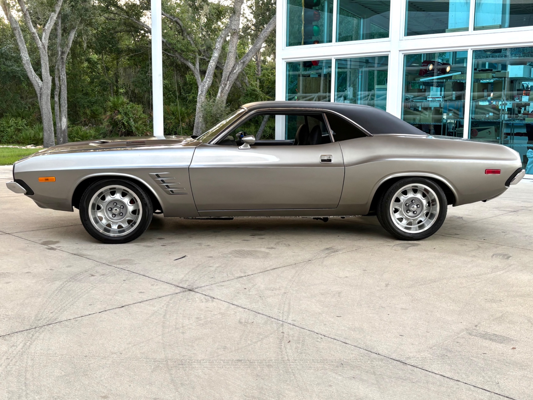 Vehicle photo 14