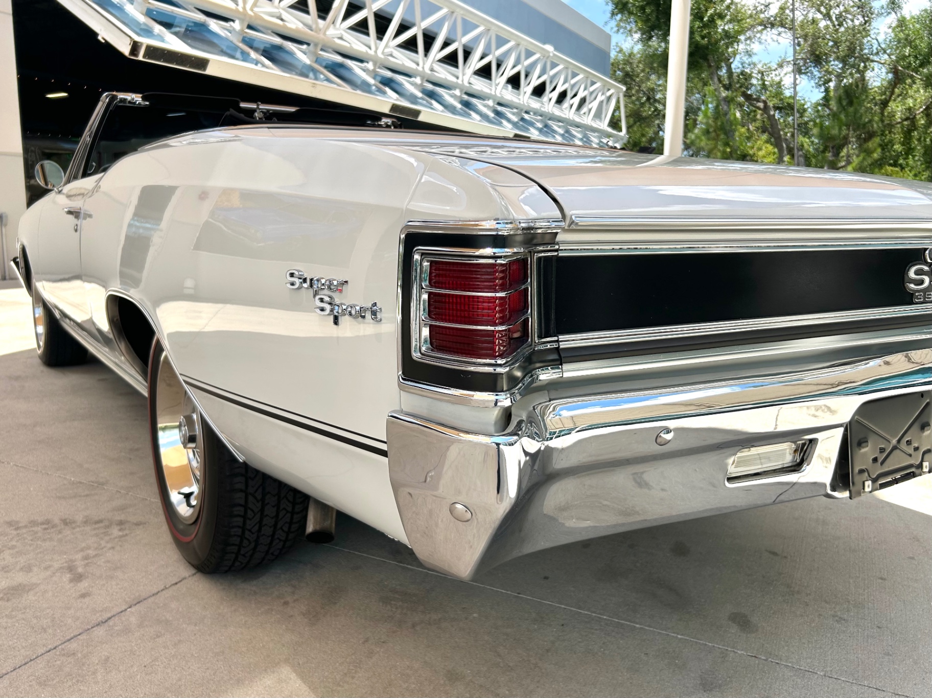 Vehicle photo 16