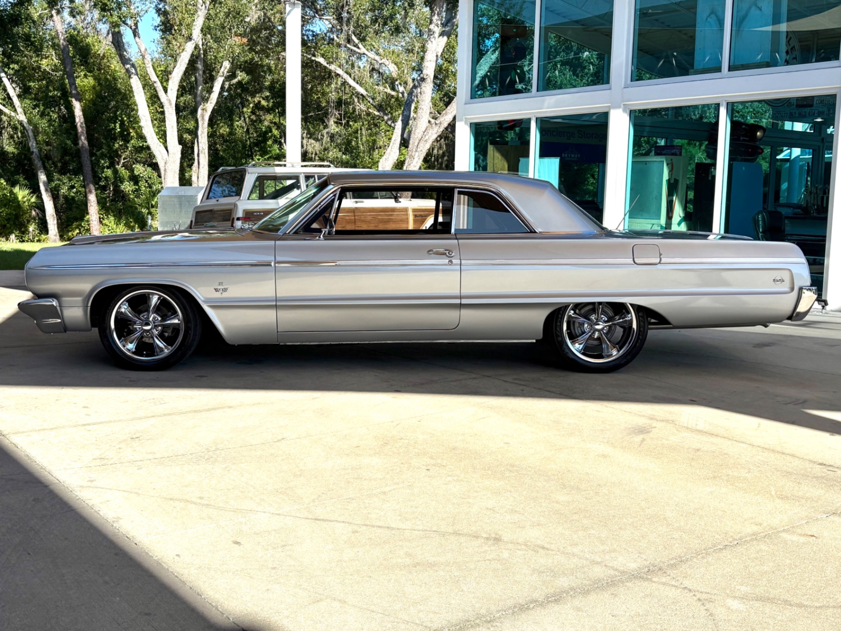 Vehicle photo 10