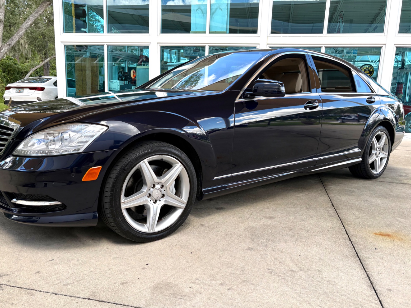 Vehicle photo 12