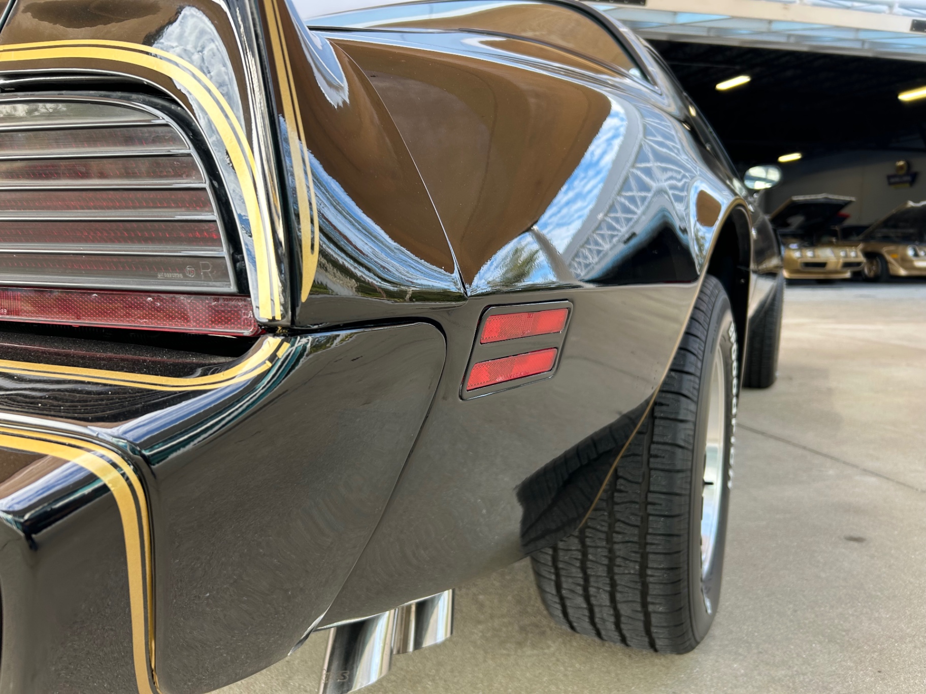 Vehicle photo 18