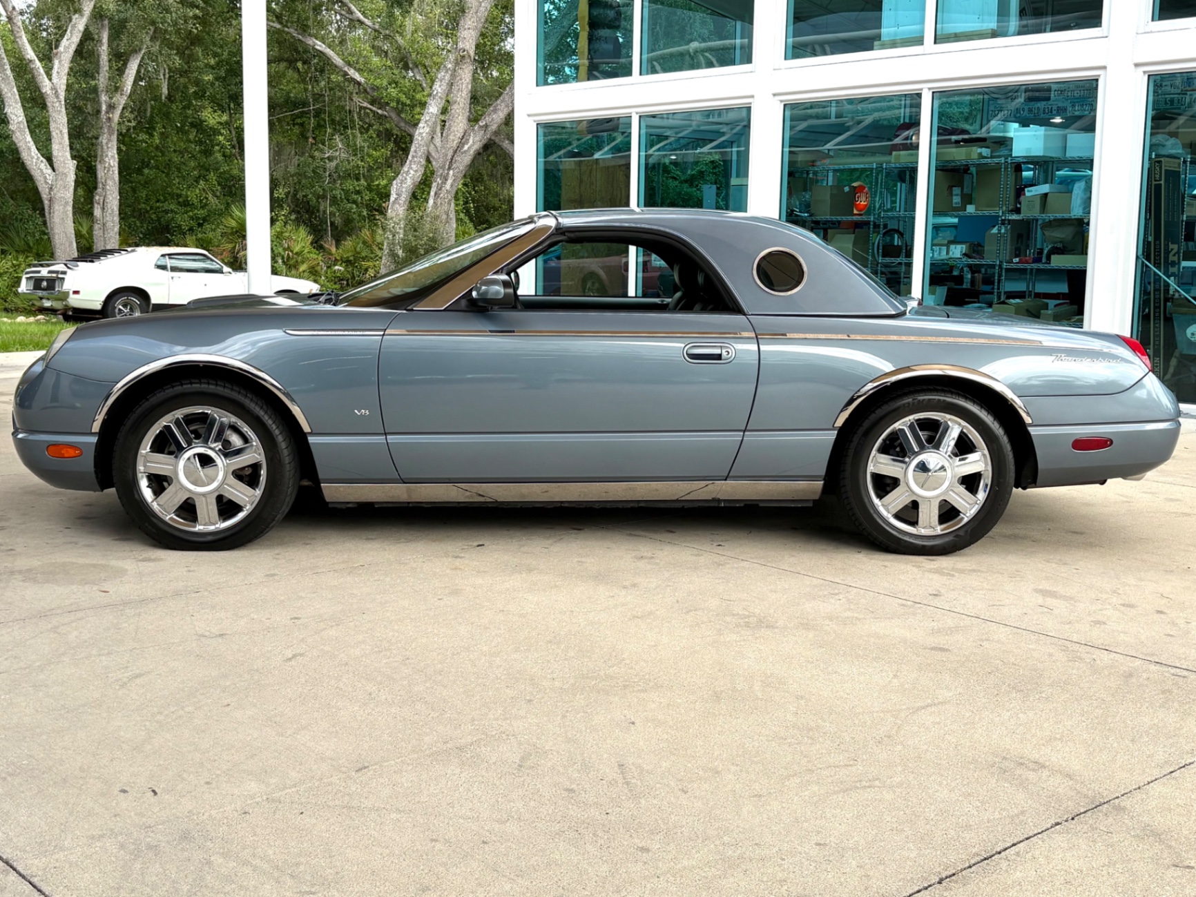 Vehicle photo 29