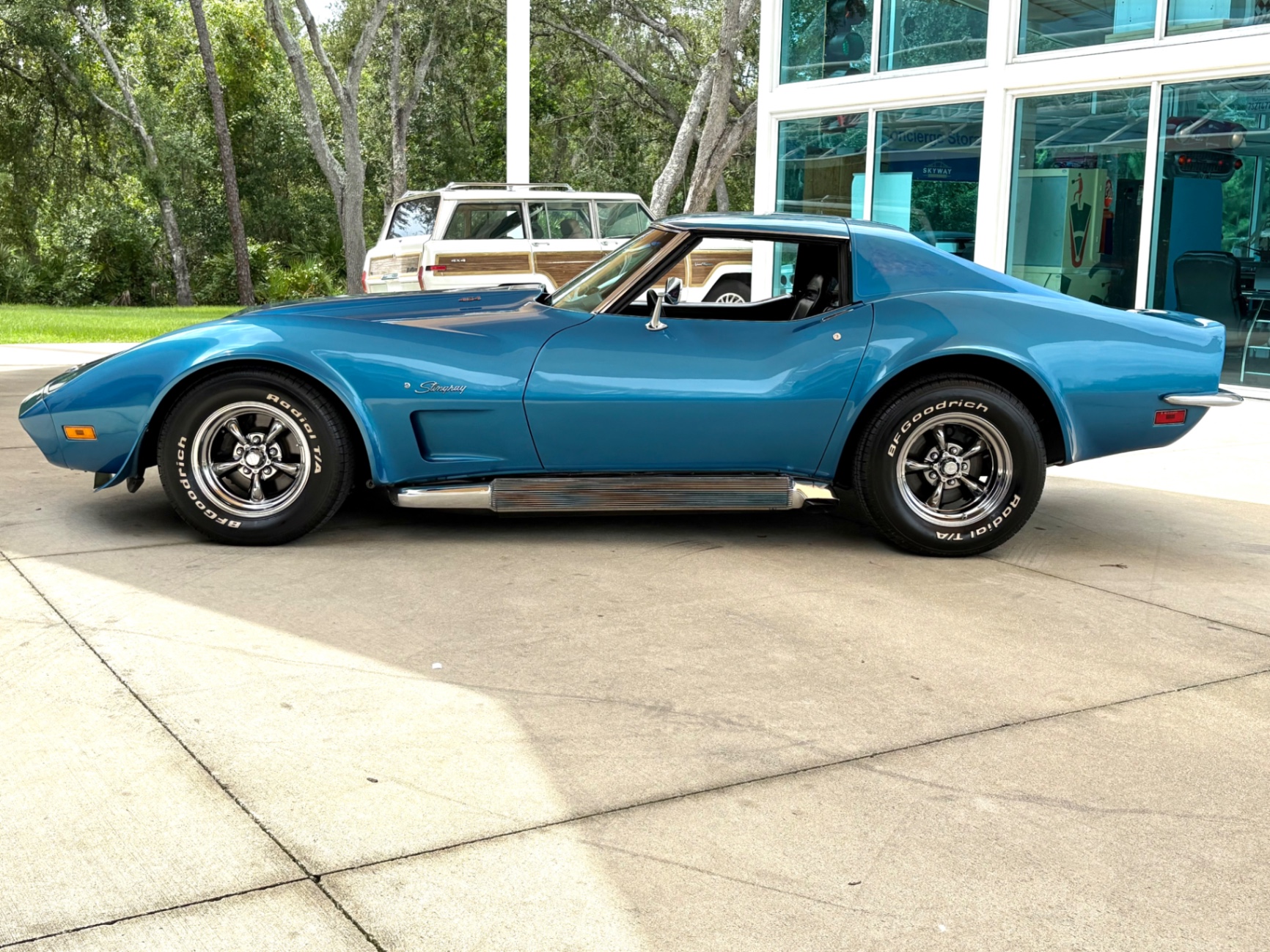 Vehicle photo 10