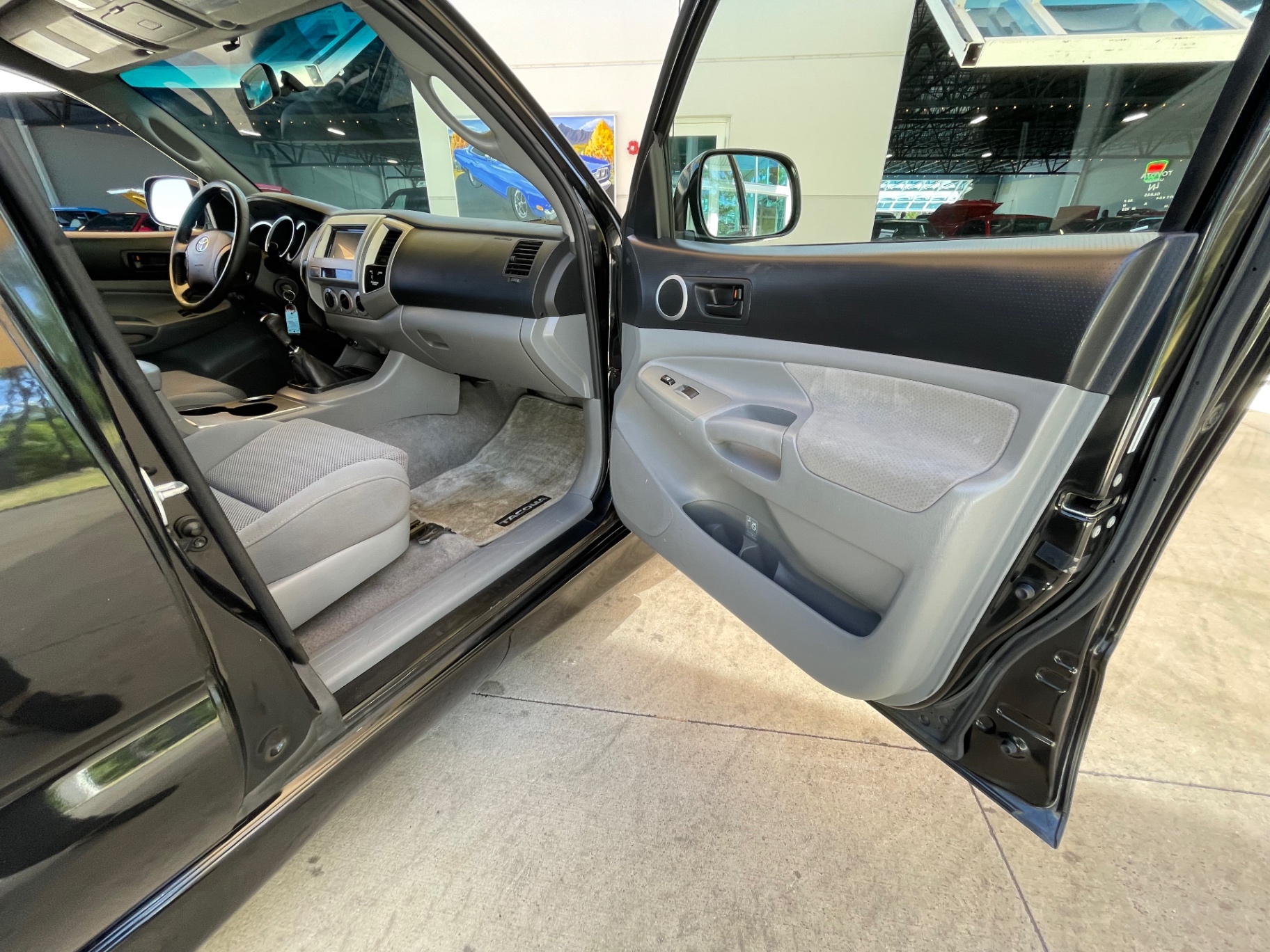Vehicle photo 33