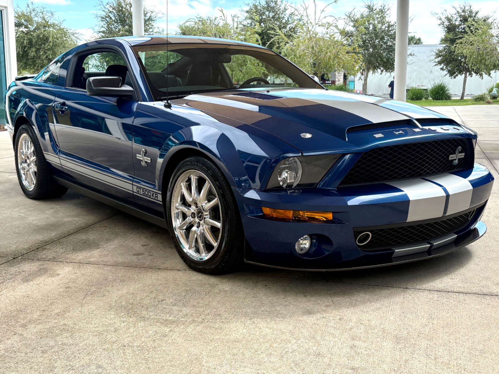 Vehicle photo 4