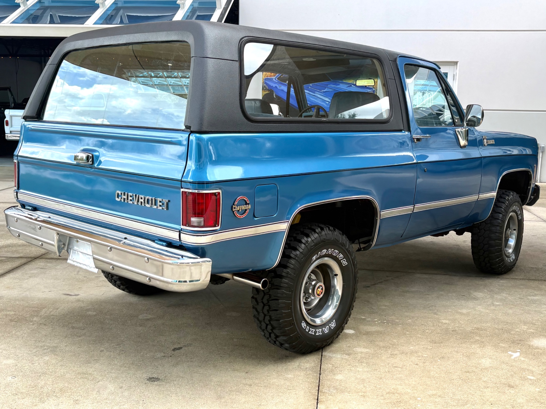 Vehicle photo 6