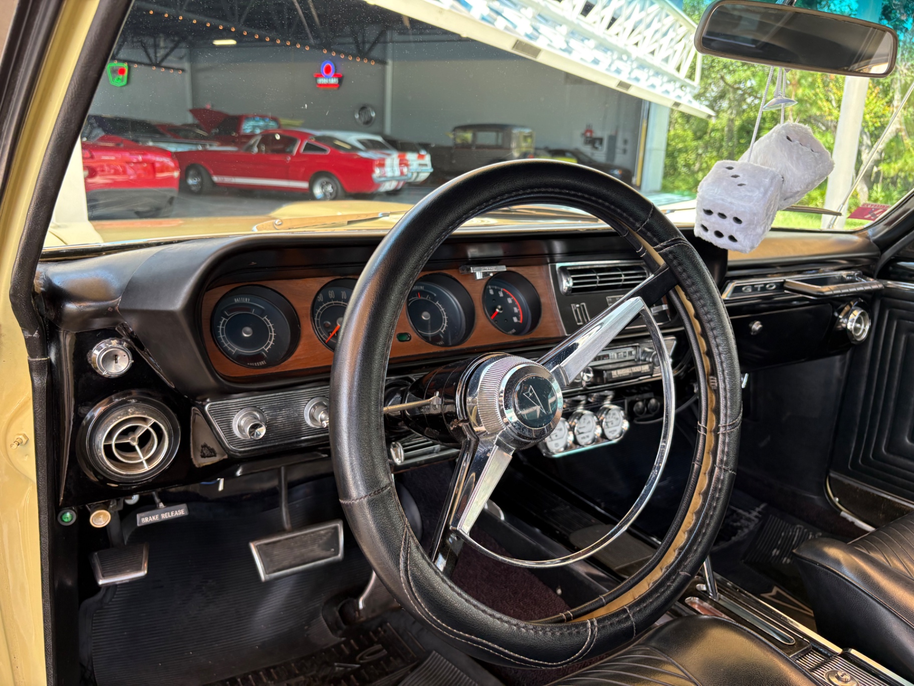 Vehicle photo 34