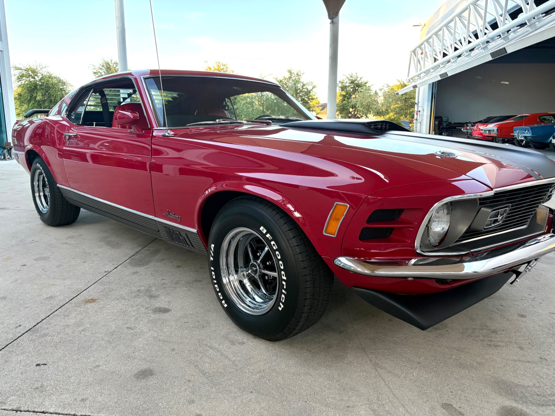 Vehicle photo 19