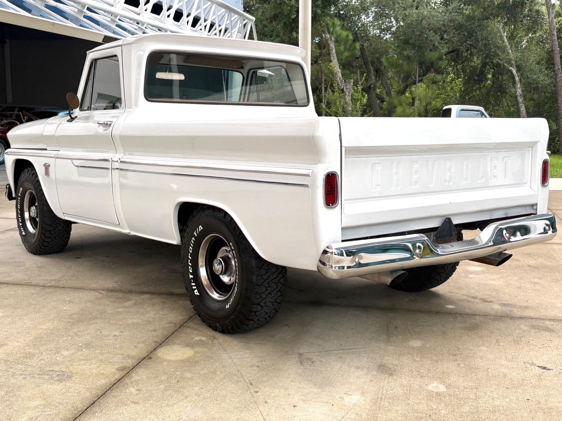 Vehicle photo 9