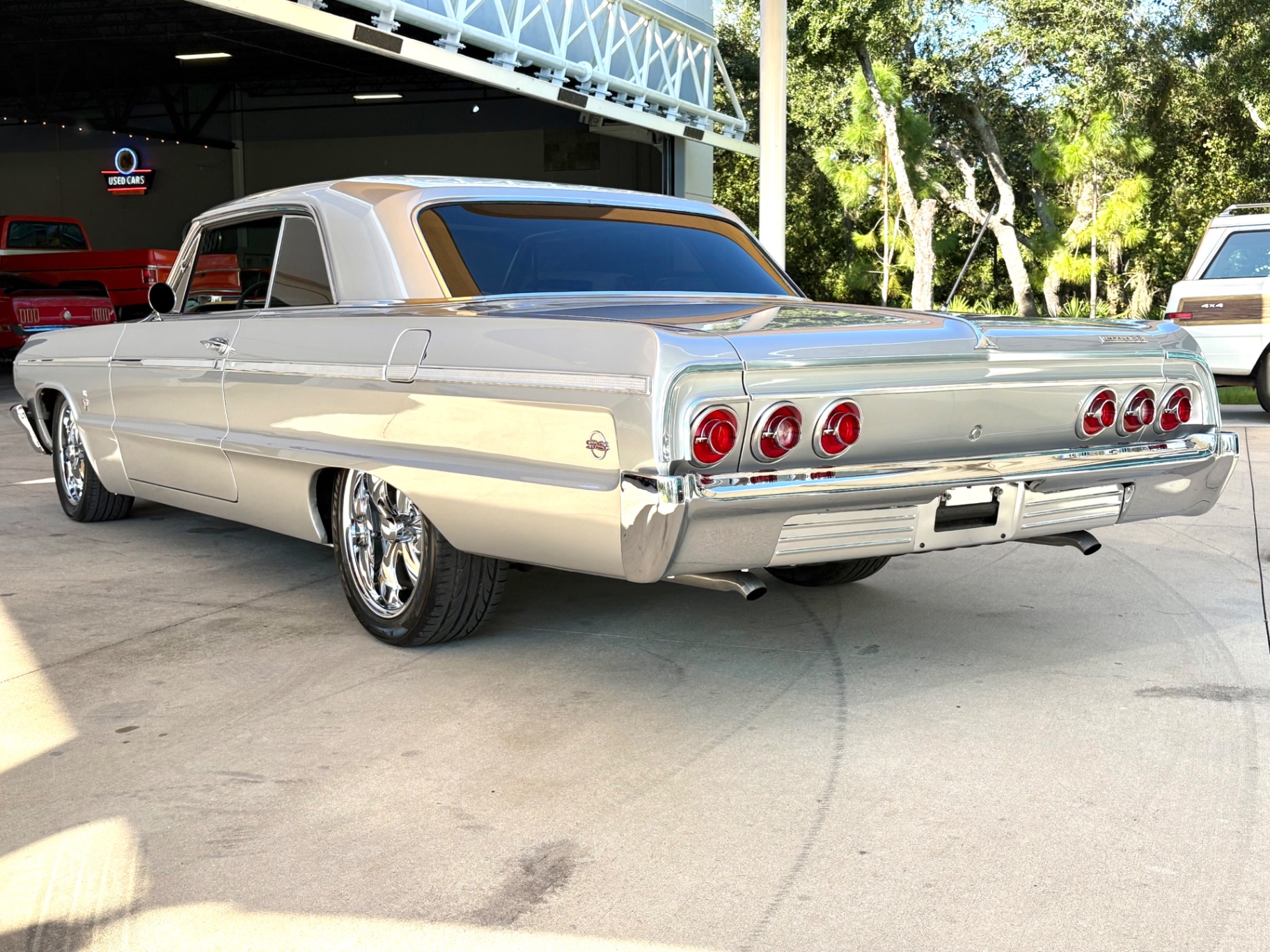 Vehicle photo 9