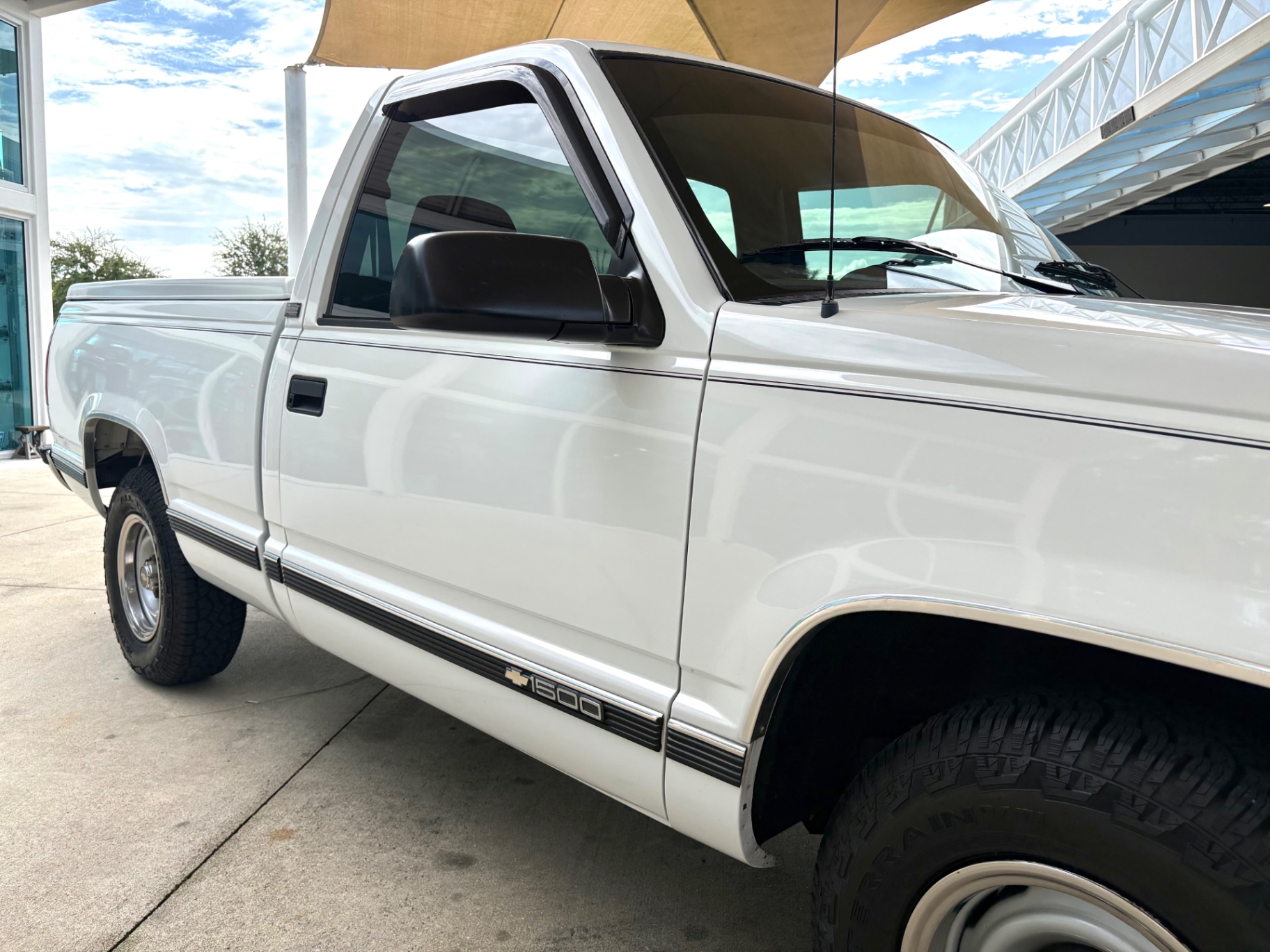 Vehicle photo 17