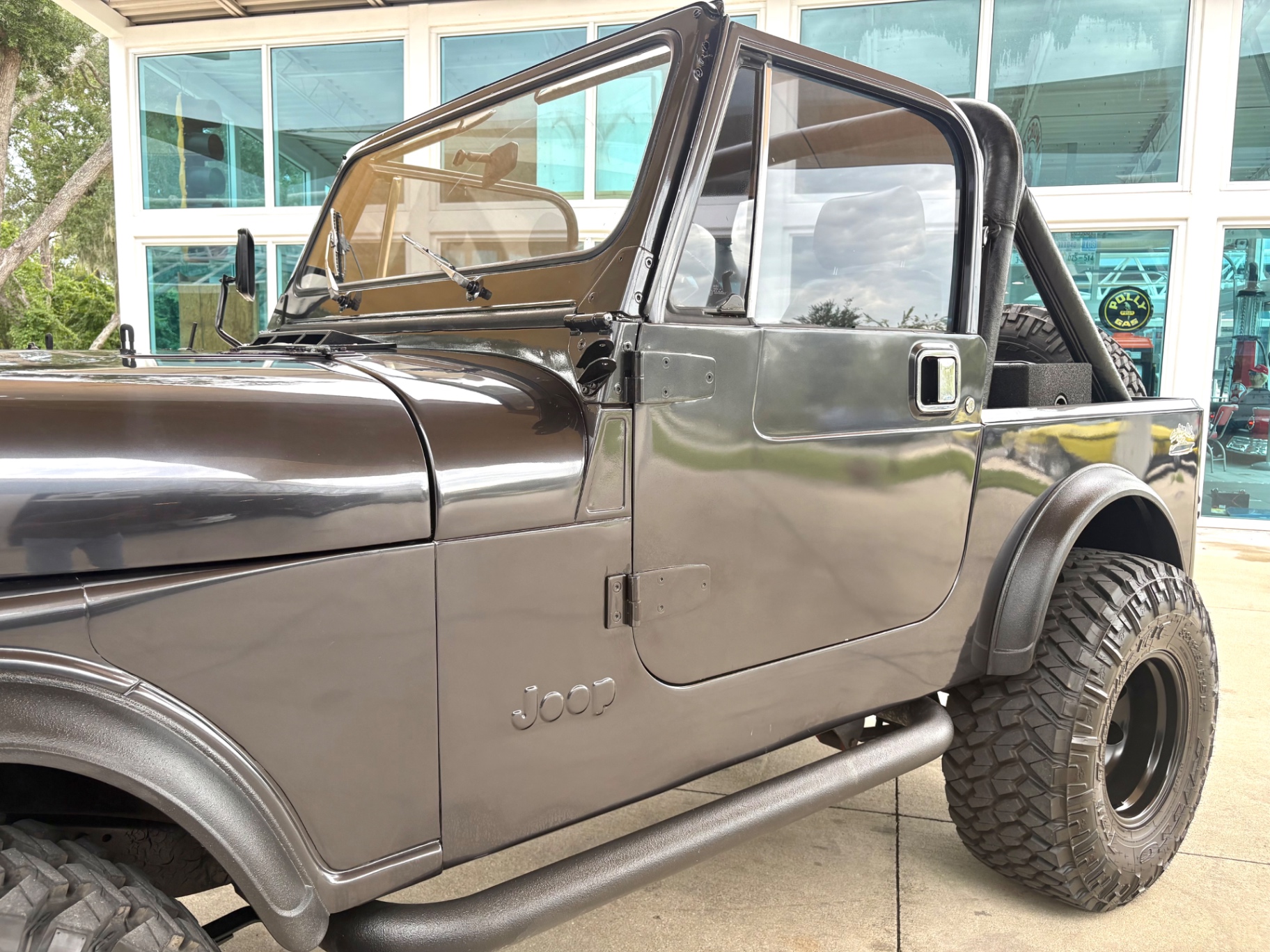 Vehicle photo 13