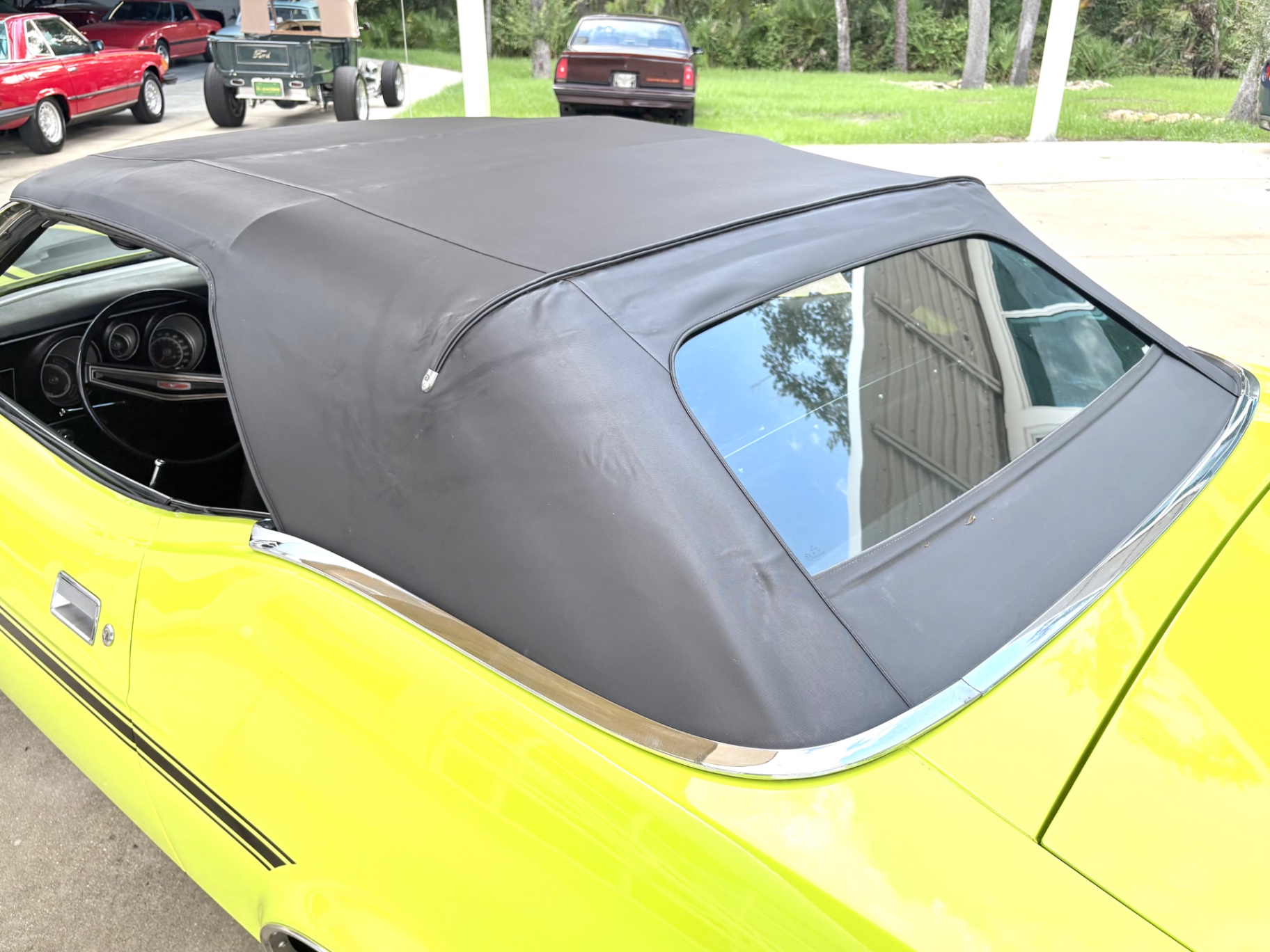 Vehicle photo 25