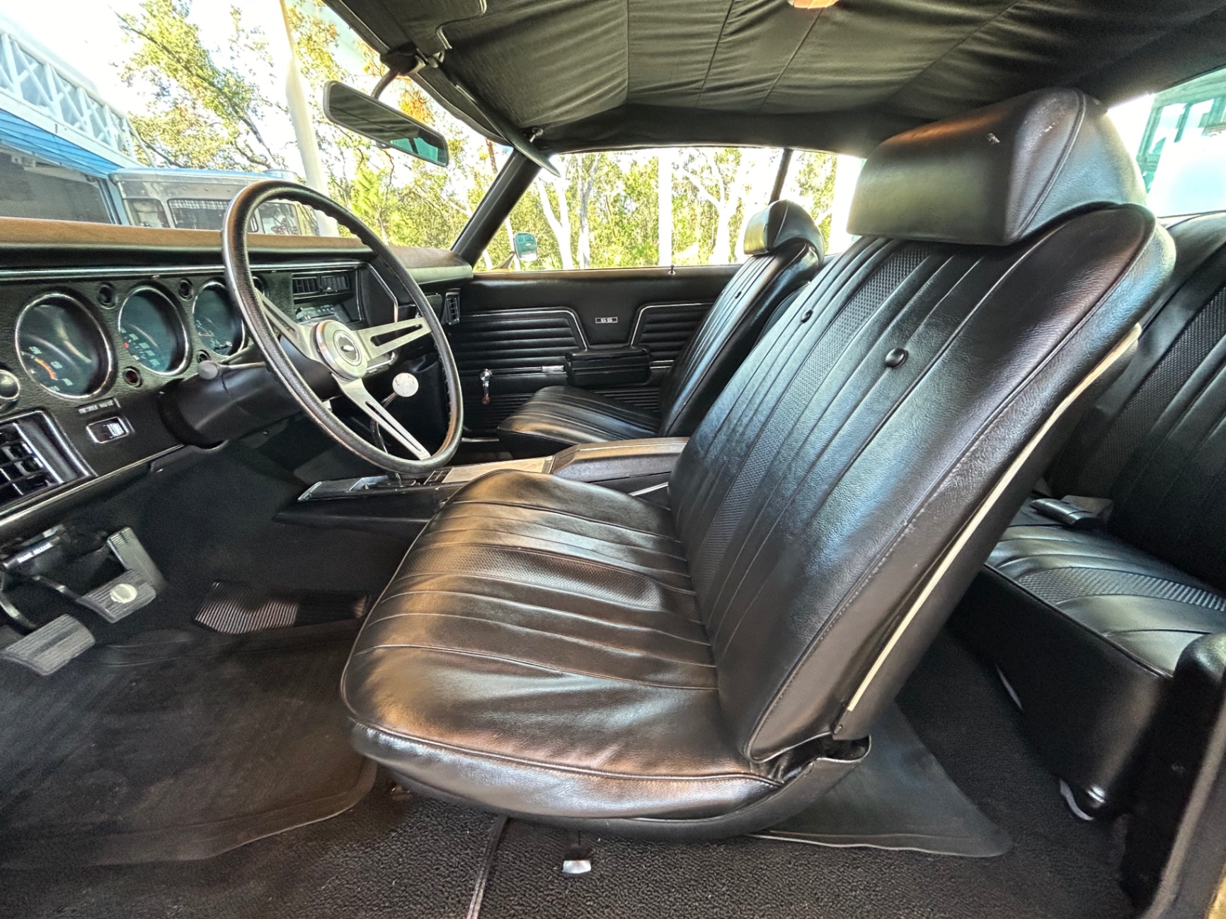 Vehicle photo 23