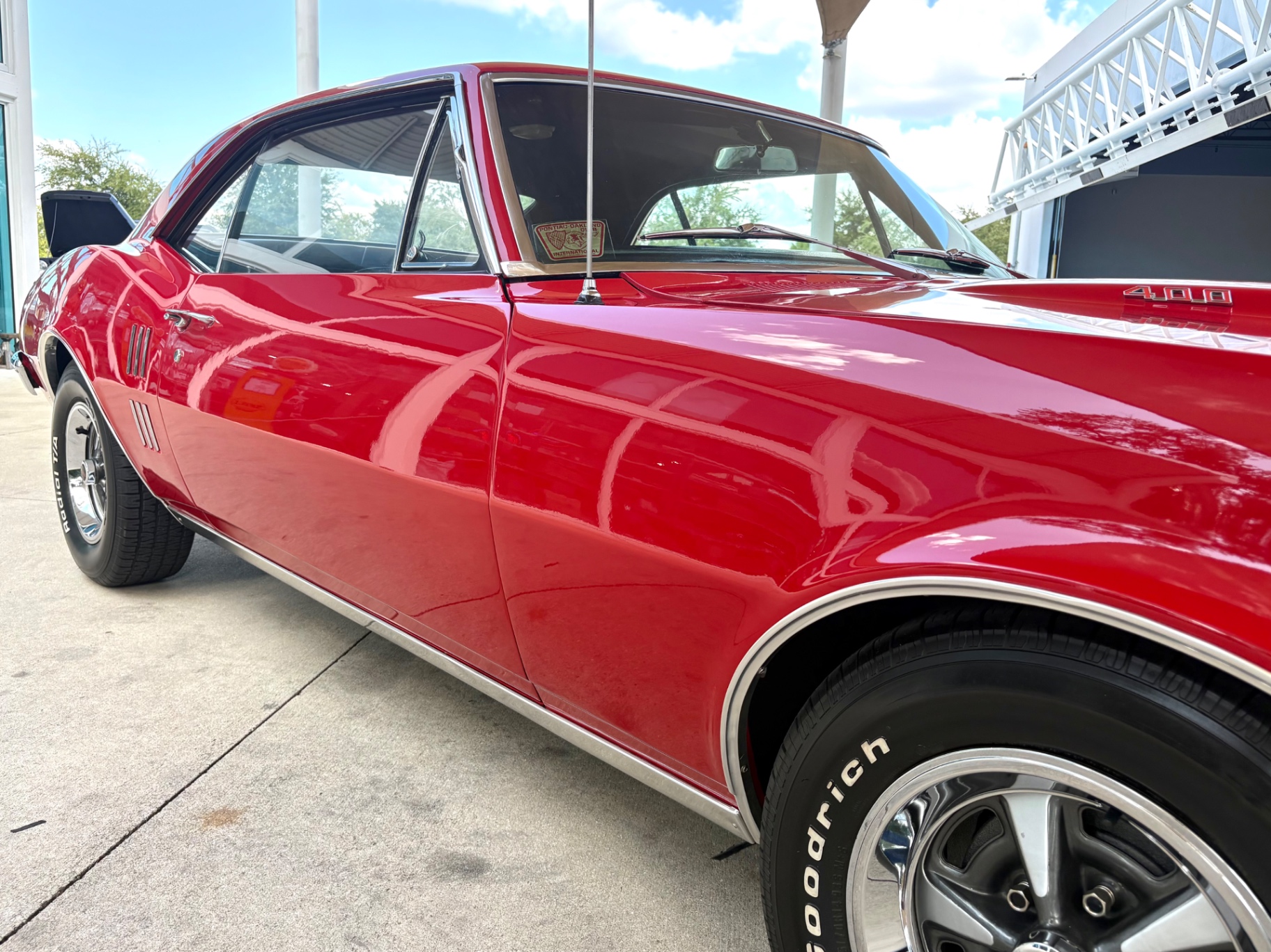 Vehicle photo 18
