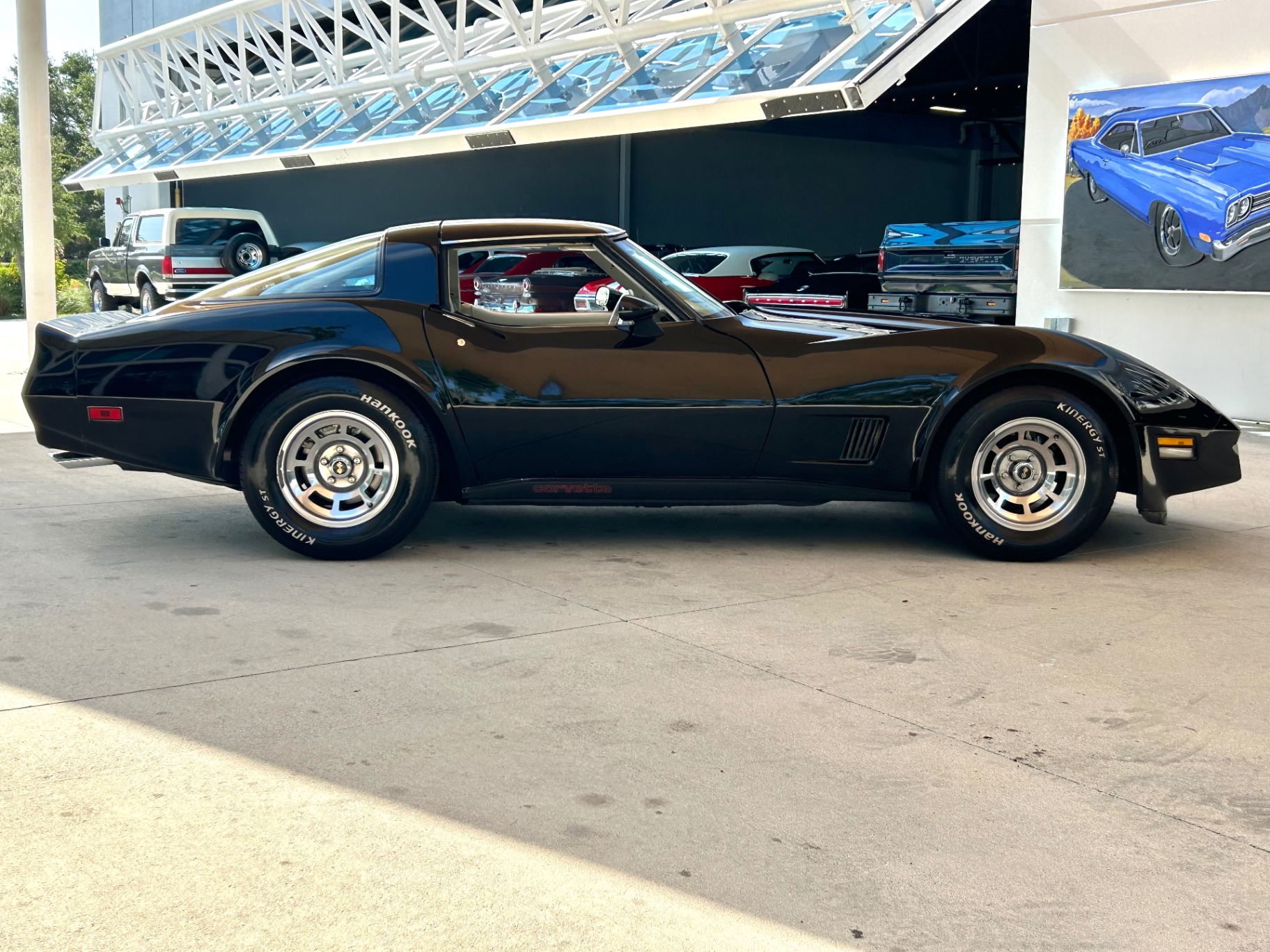 Vehicle photo 4